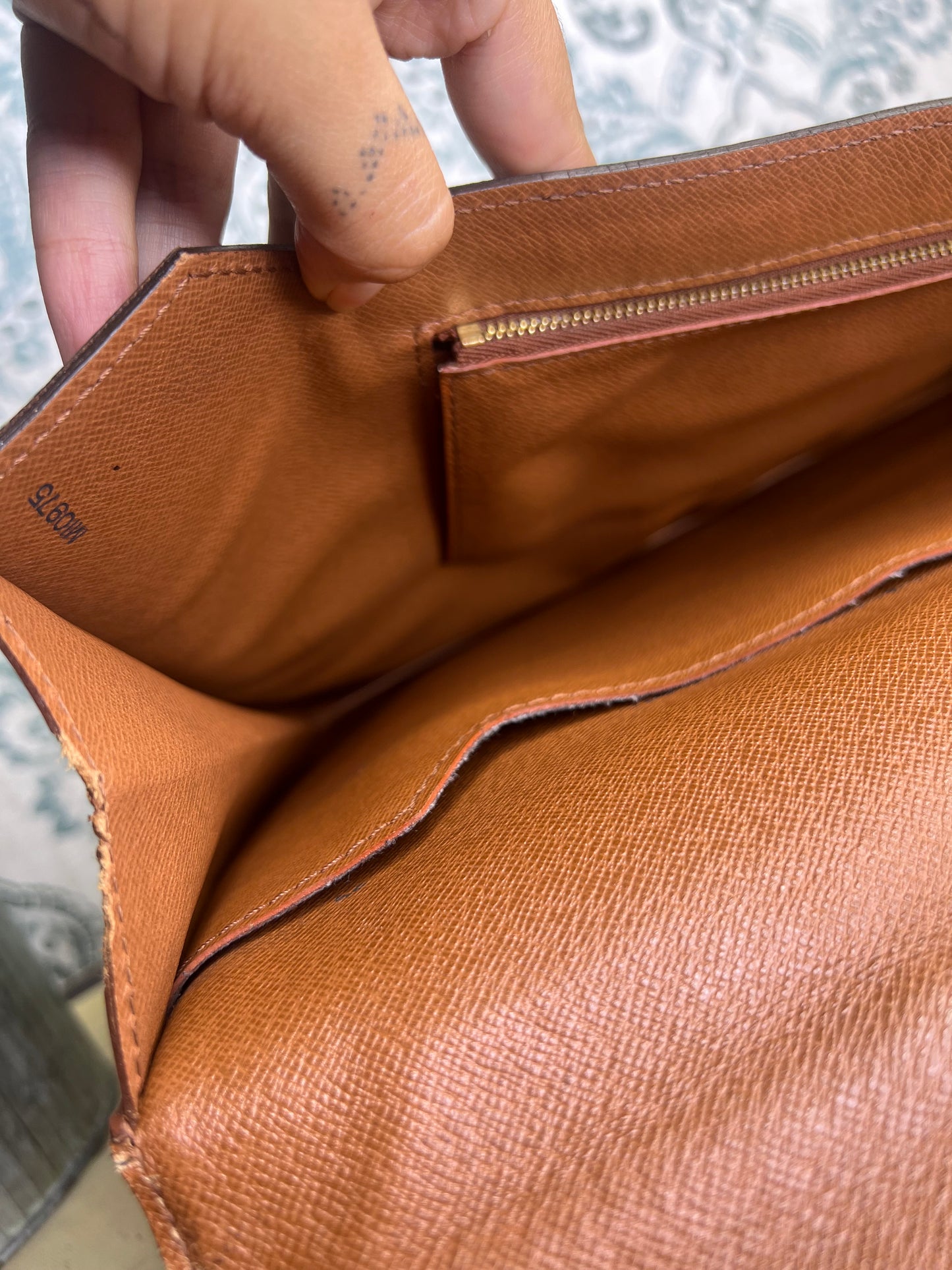 Louis Vuitton Porte Documents Bandouliere