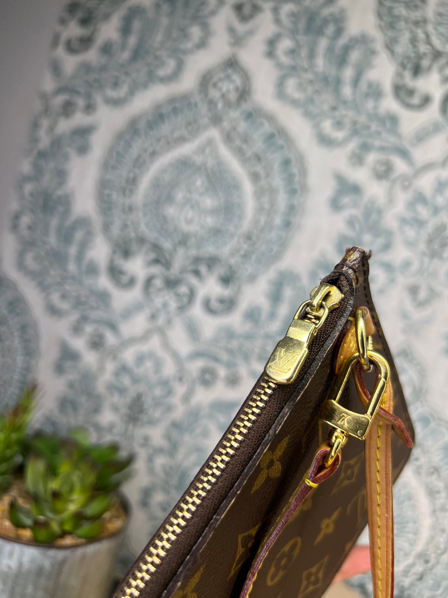 Louis Vuitton Neverfull MM Pochette