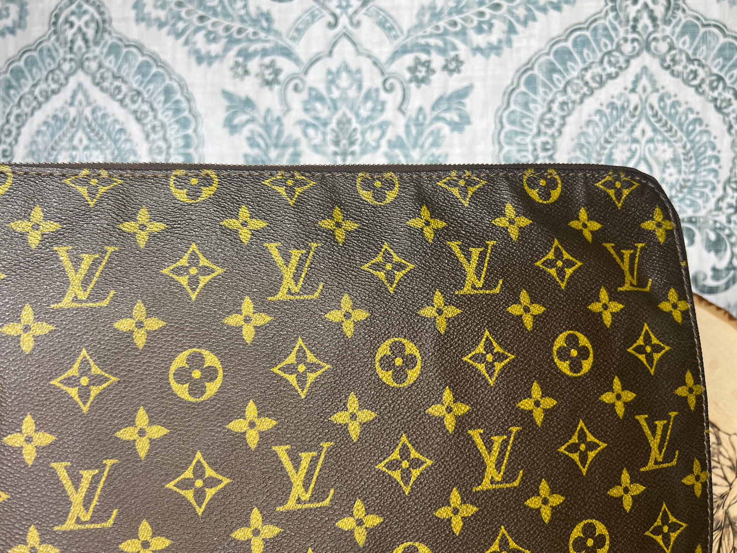 Louis Vuitton Poche Documents