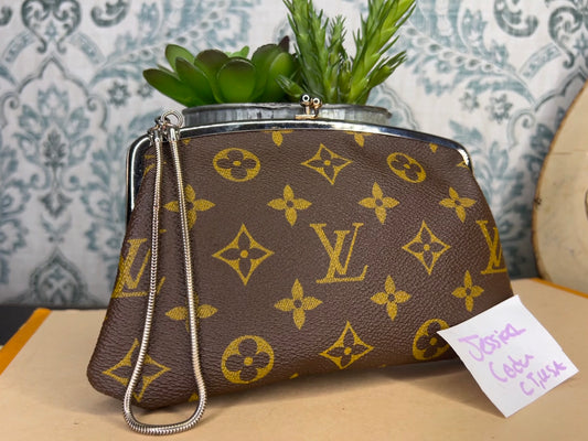 Louis Vuitton French Company Kisslock Pouch