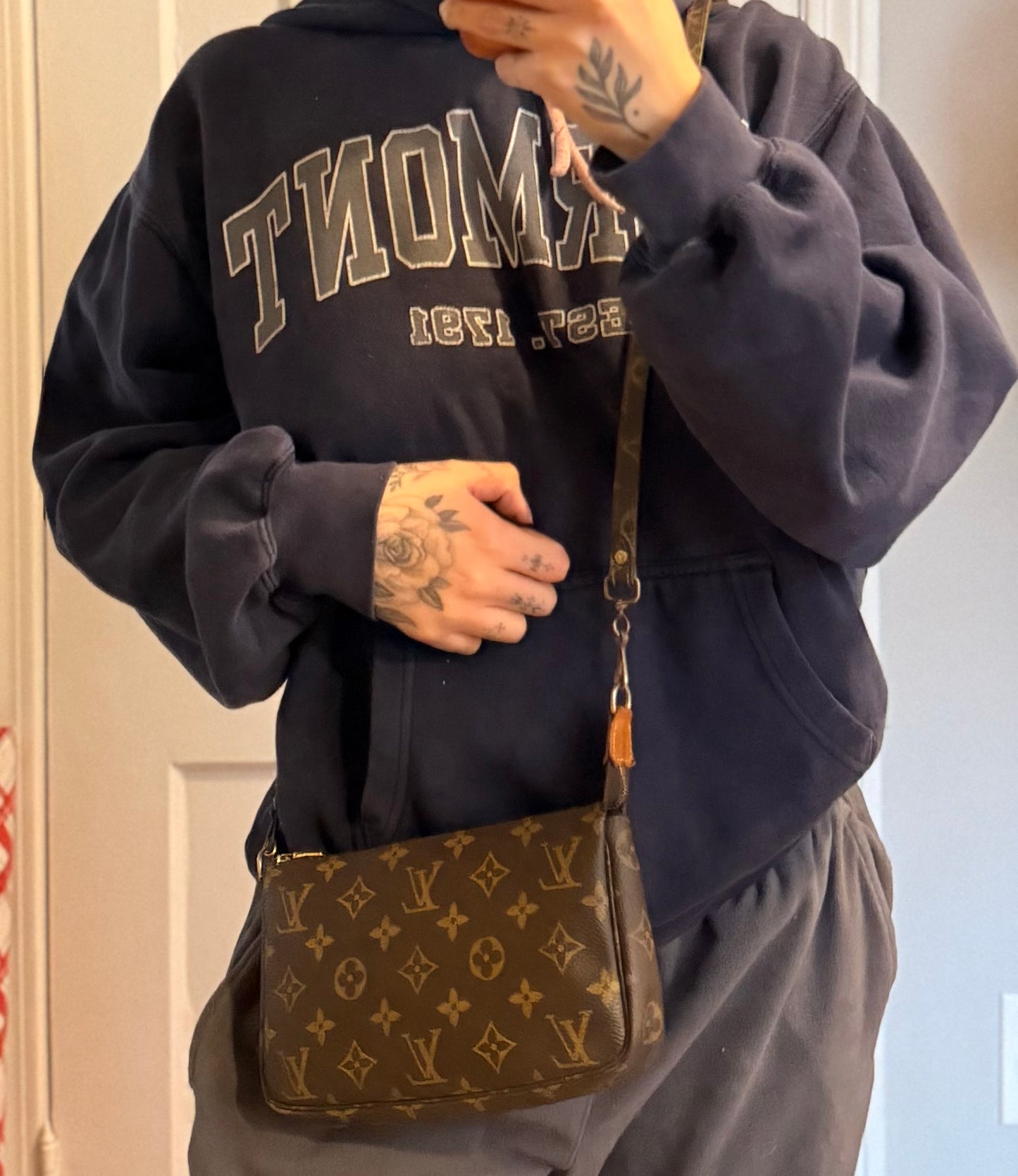 Louis Vuitton Pochette Accessories with Monogram Strap)