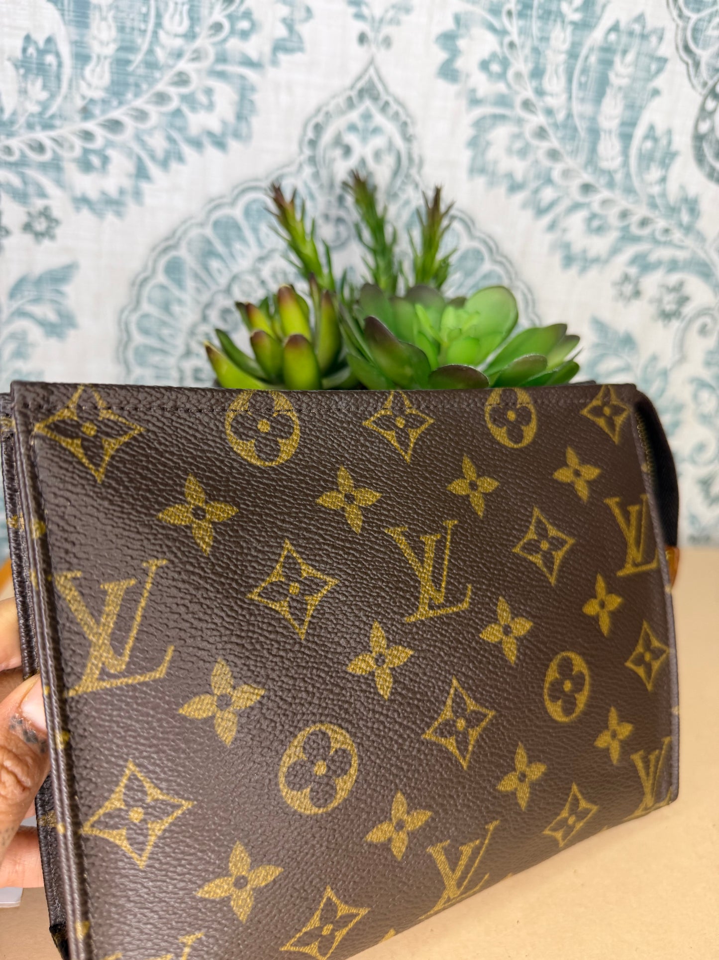 Louis Vuitton Toiletry 19