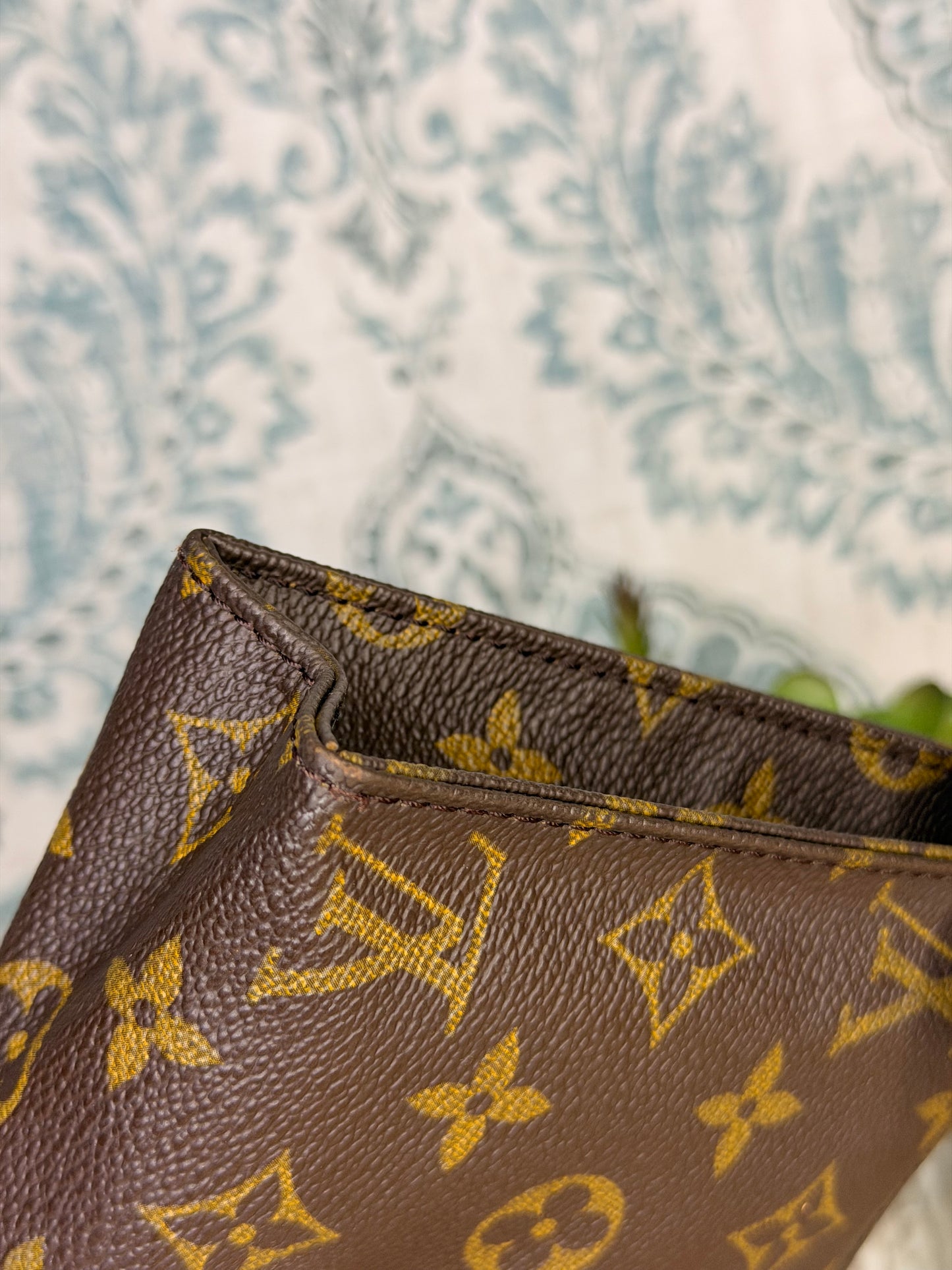 Louis Vuitton Toiletry 19