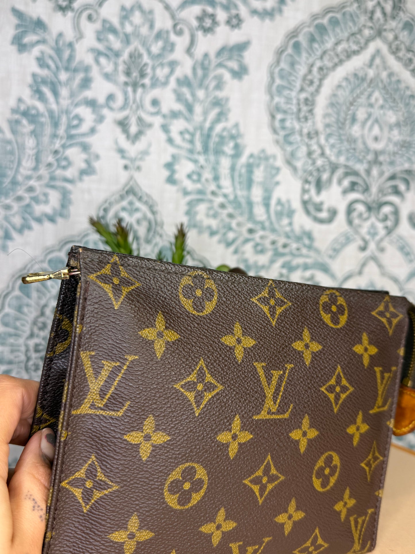 Louis Vuitton Toiletry 19