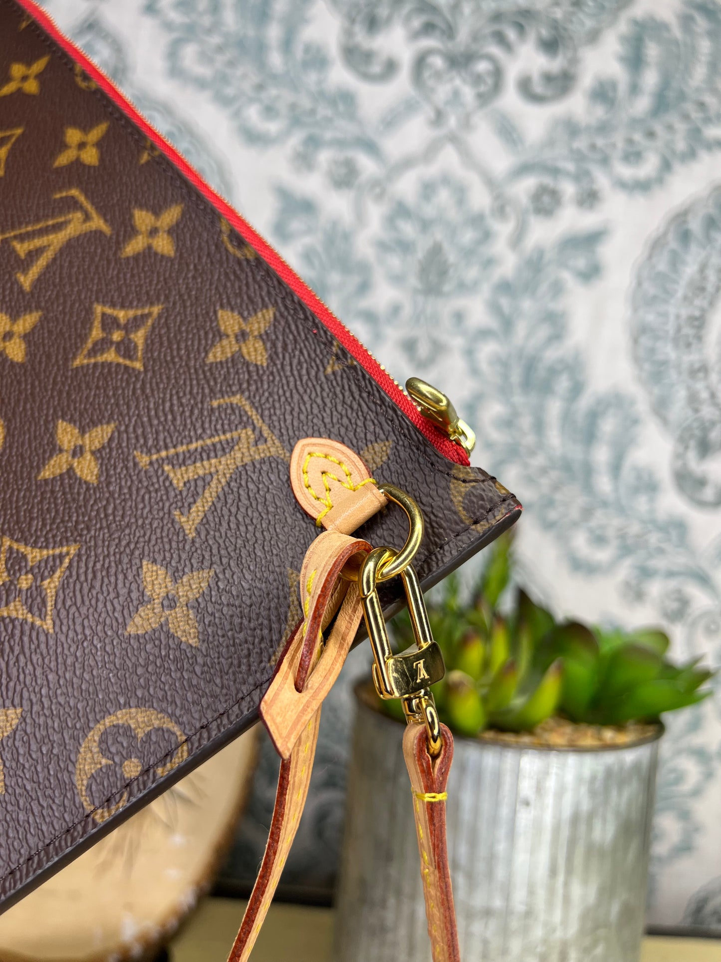 Neverfull Pouch Cherry Red