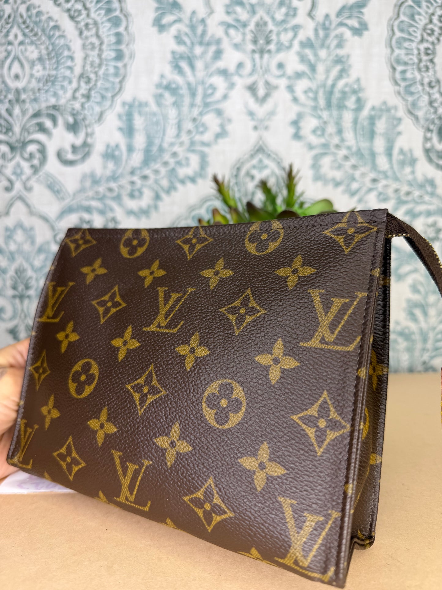 Louis Vuitton Toiletry 19