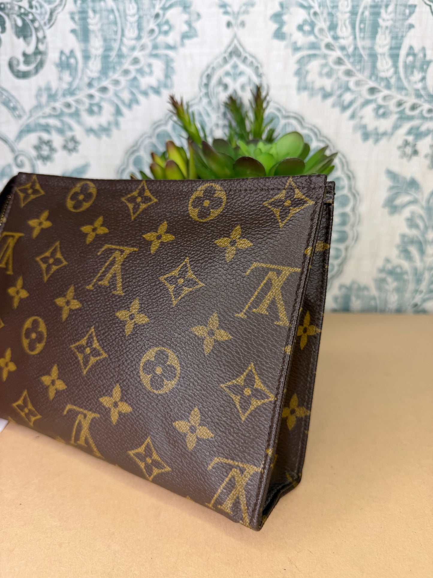 Louis Vuitton Toiletry 19