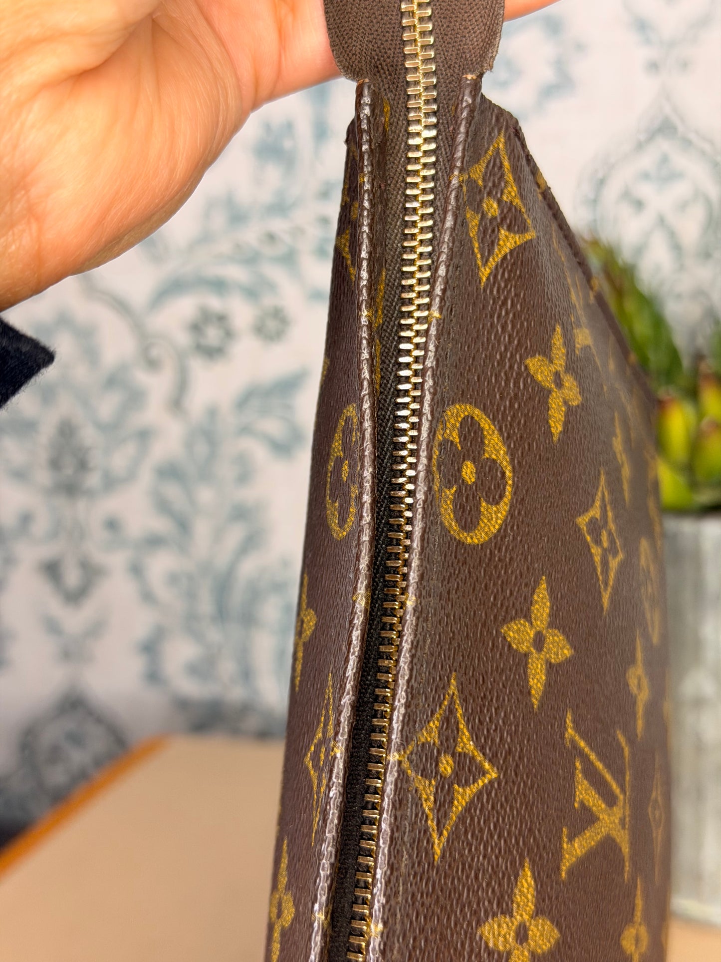 Louis Vuitton Toiletry 19