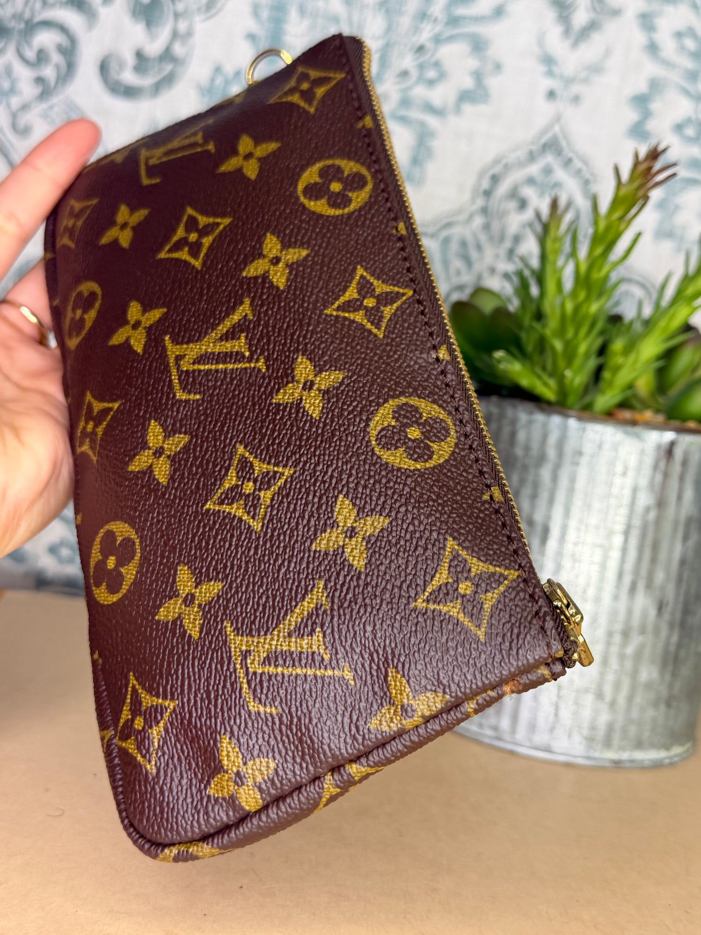 Louis Vuitton Sac Shopping Pouch