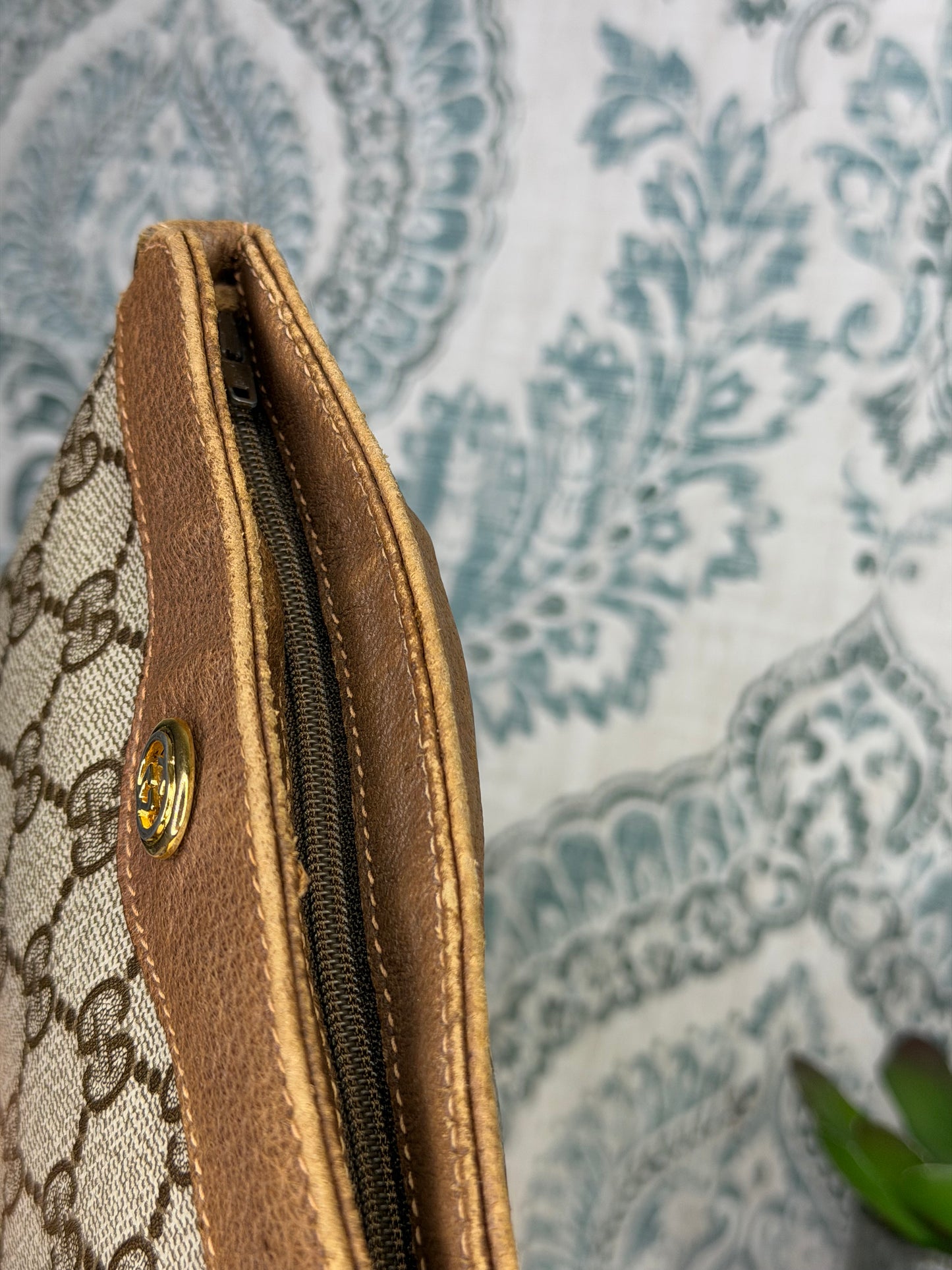 Gucci Supreme Brown Vintage Zipped Pouch