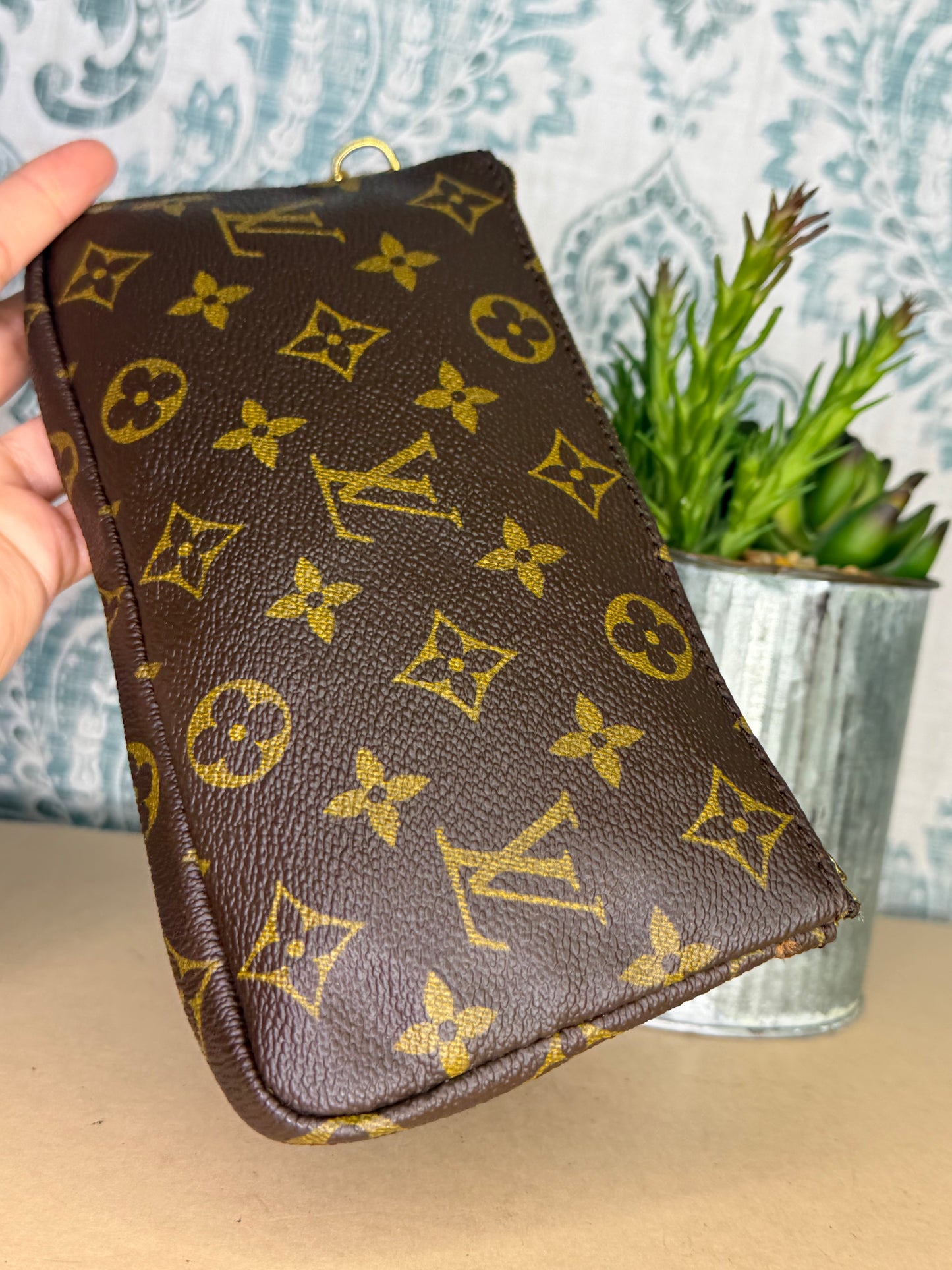 Louis Vuitton Sac Shopping Pouch