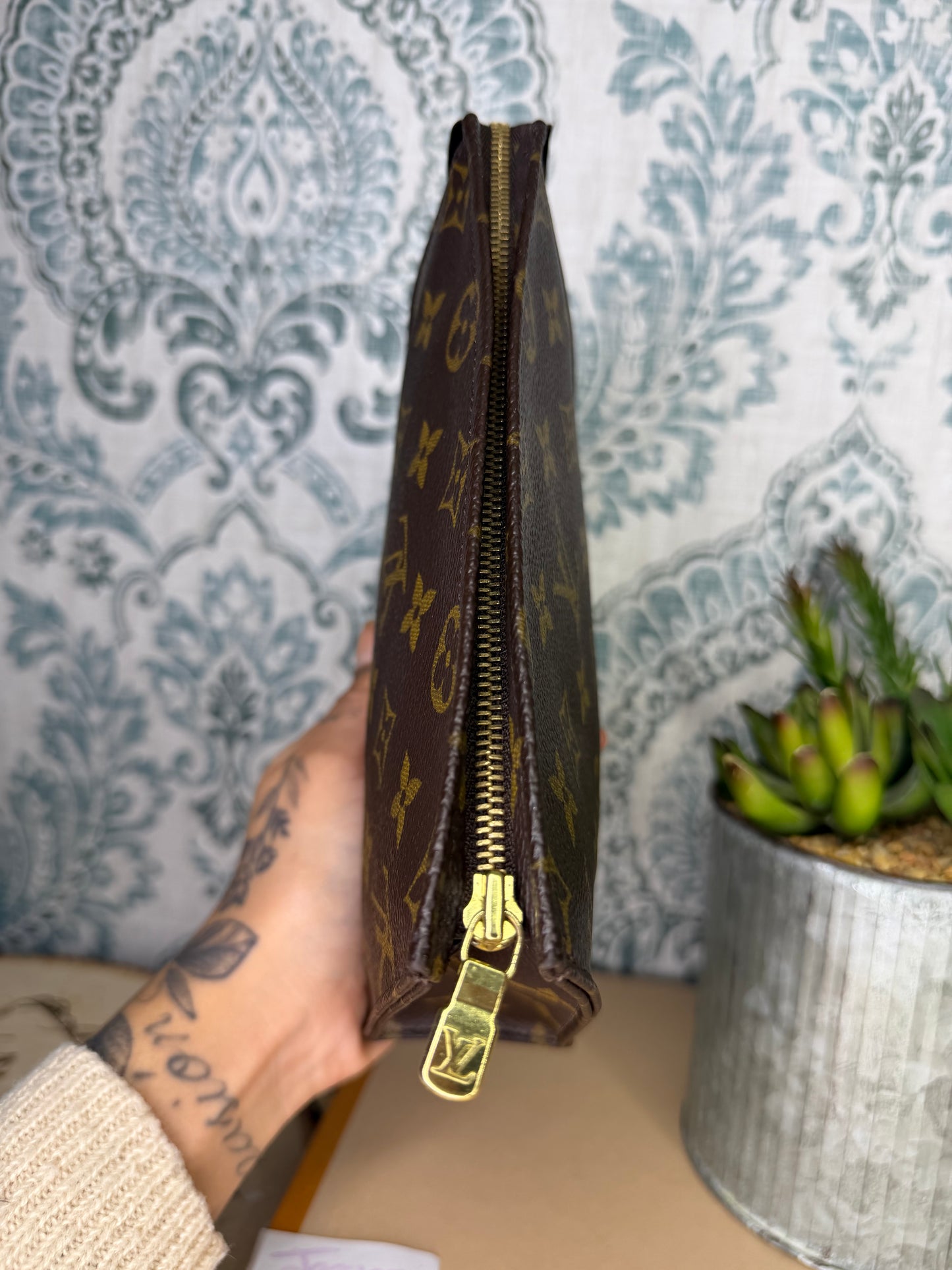 Louis Vuitton Toiletry 19