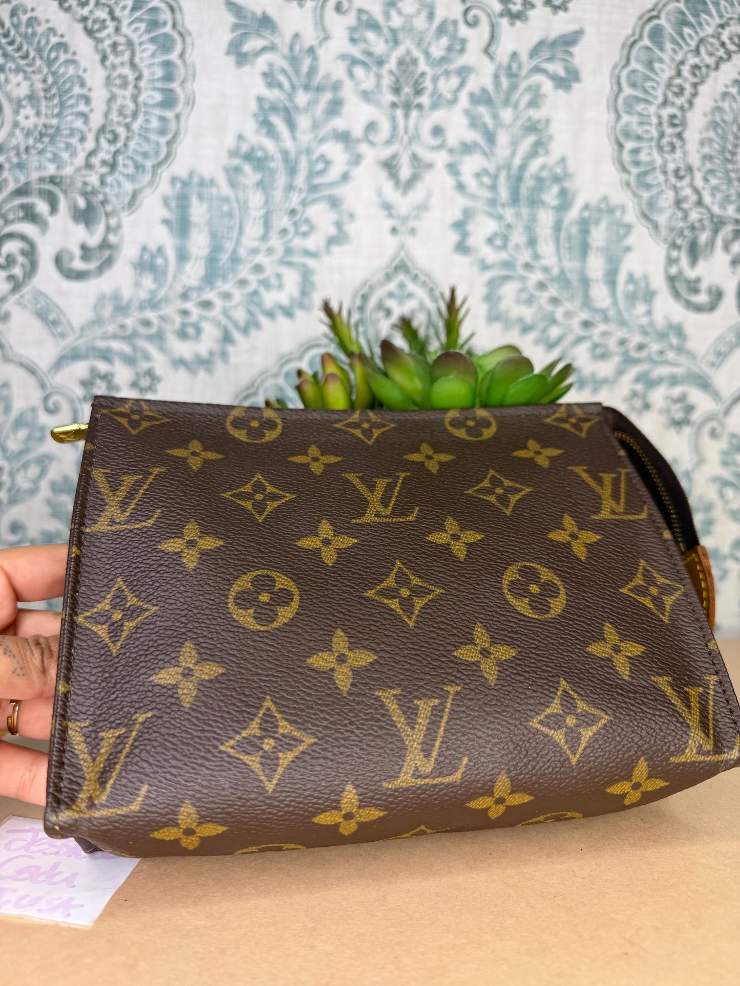 Louis Vuitton Toiletry 19