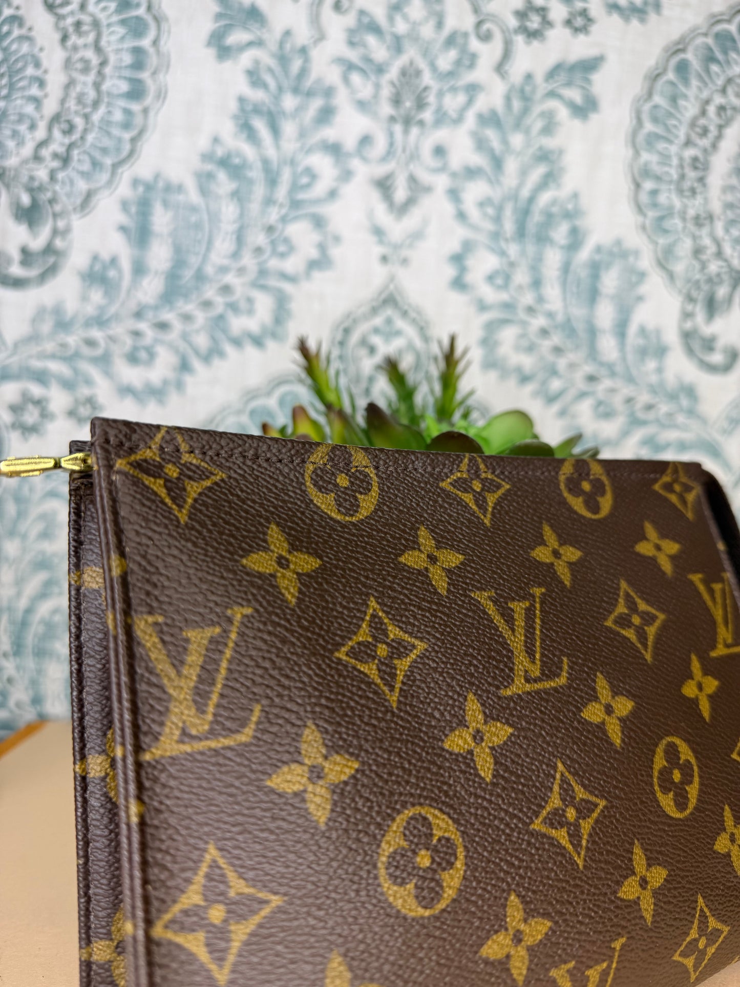 Louis Vuitton Toiletry 19
