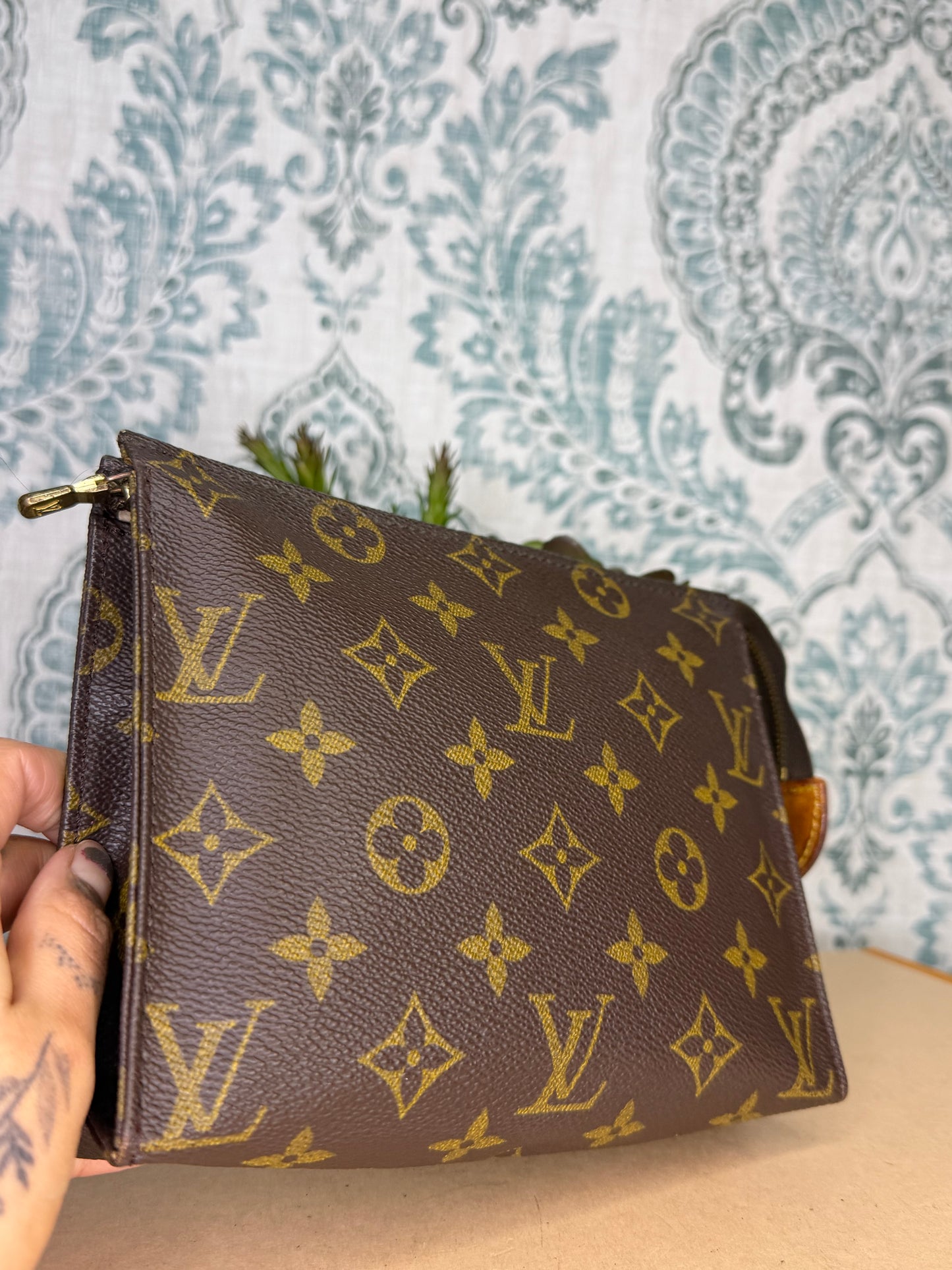 Louis Vuitton Toiletry 19