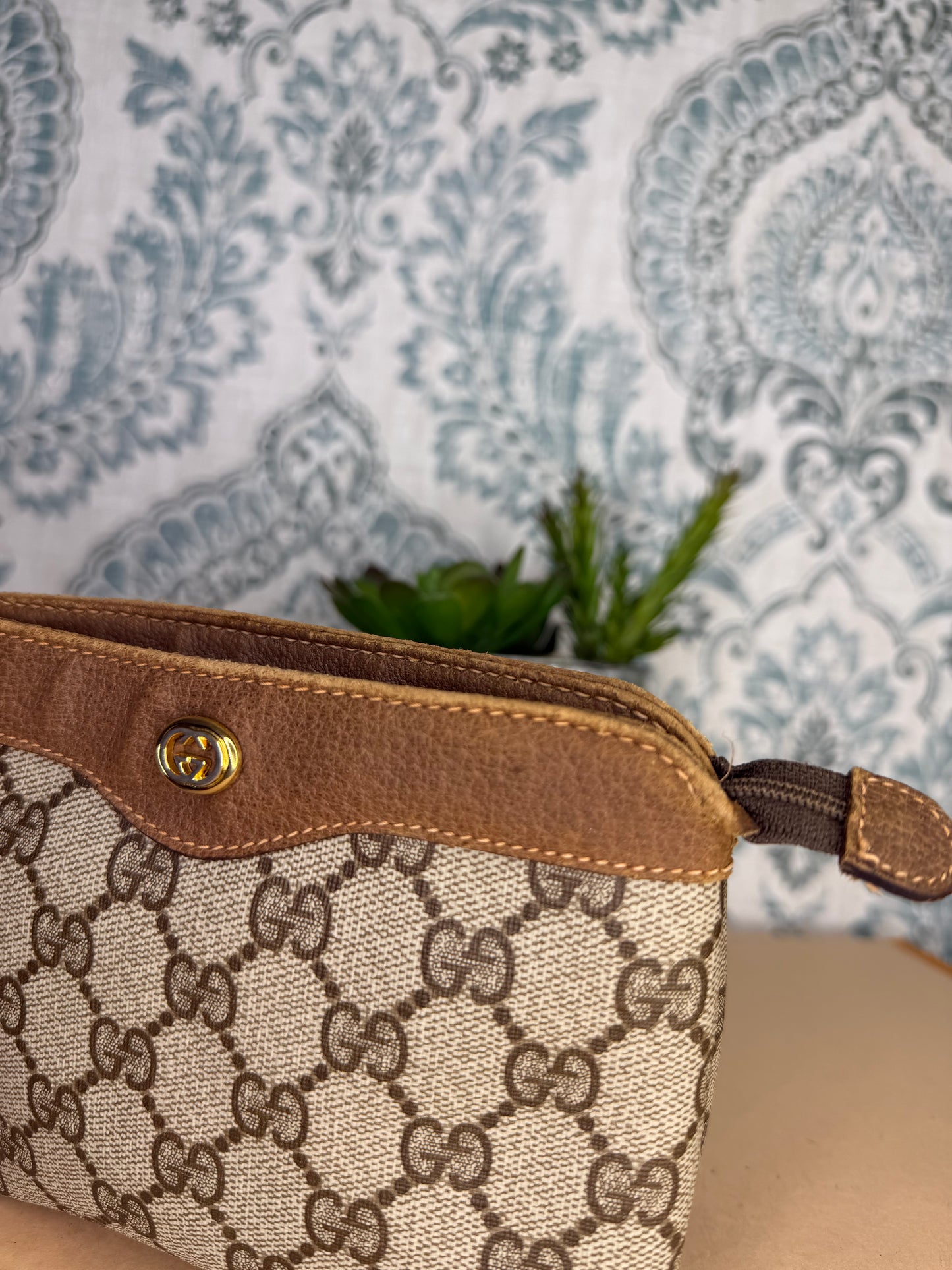 Gucci Supreme Brown Vintage Zipped Pouch