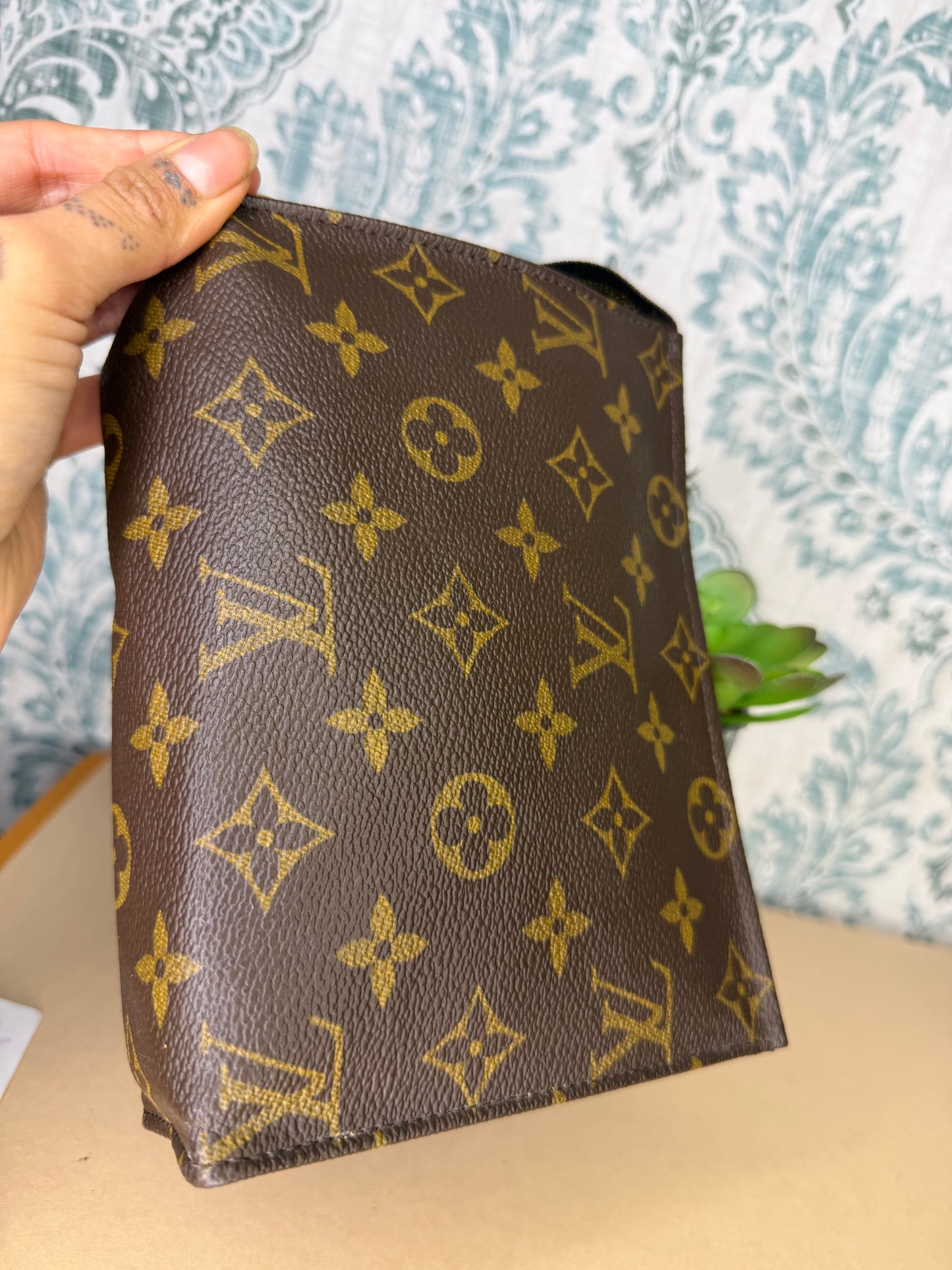 Louis Vuitton Toiletry 19