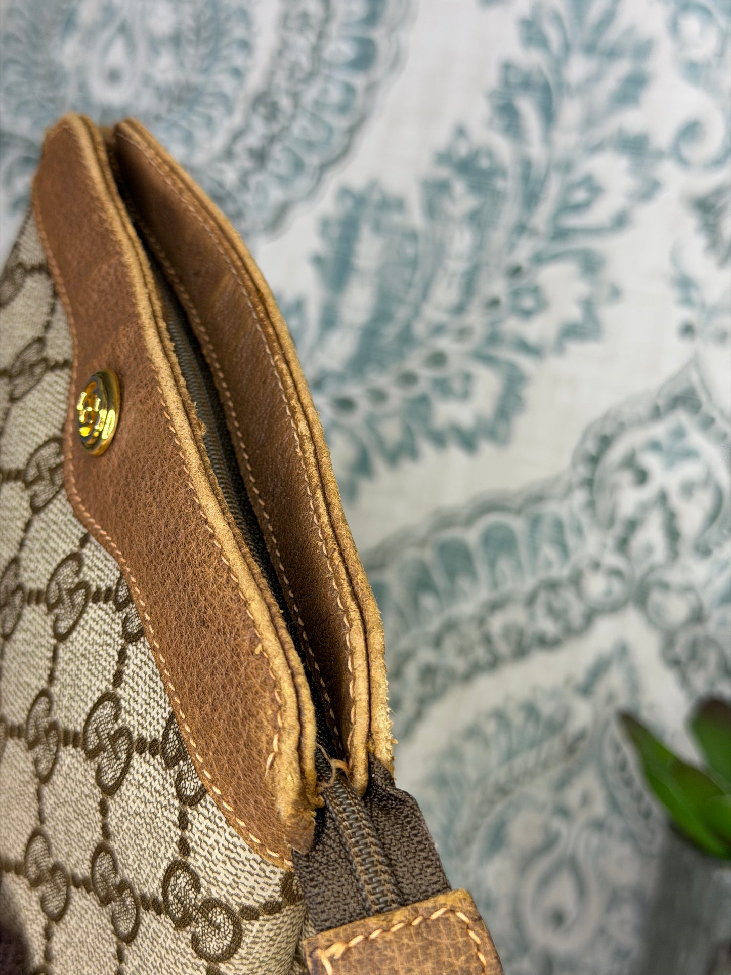 Gucci Supreme Brown Vintage Zipped Pouch