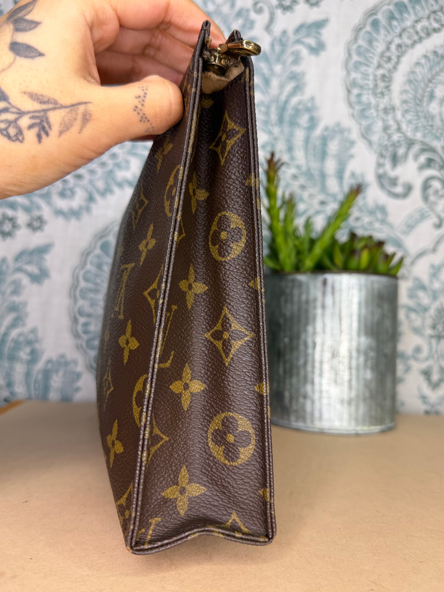 Louis Vuitton Toiletry 26