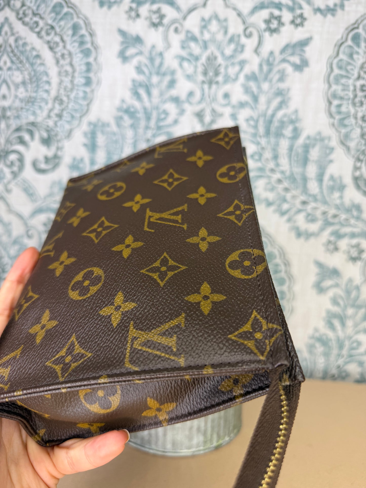Louis Vuitton Toiletry 19