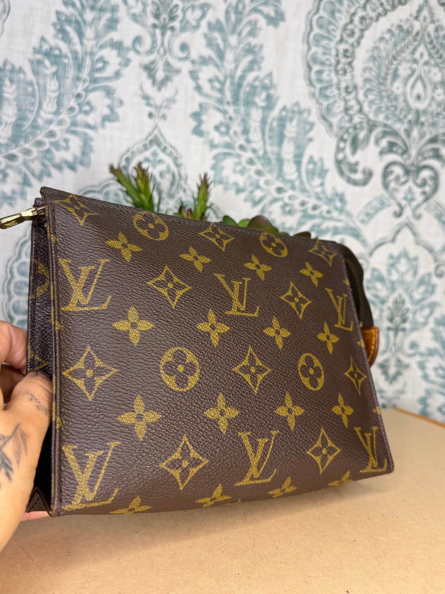 Louis Vuitton Toiletry 19