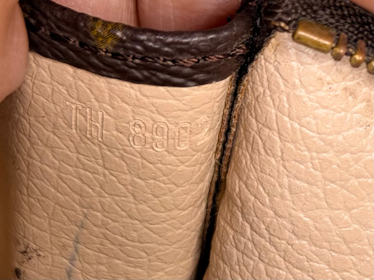 Louis Vuitton Toiletry 19