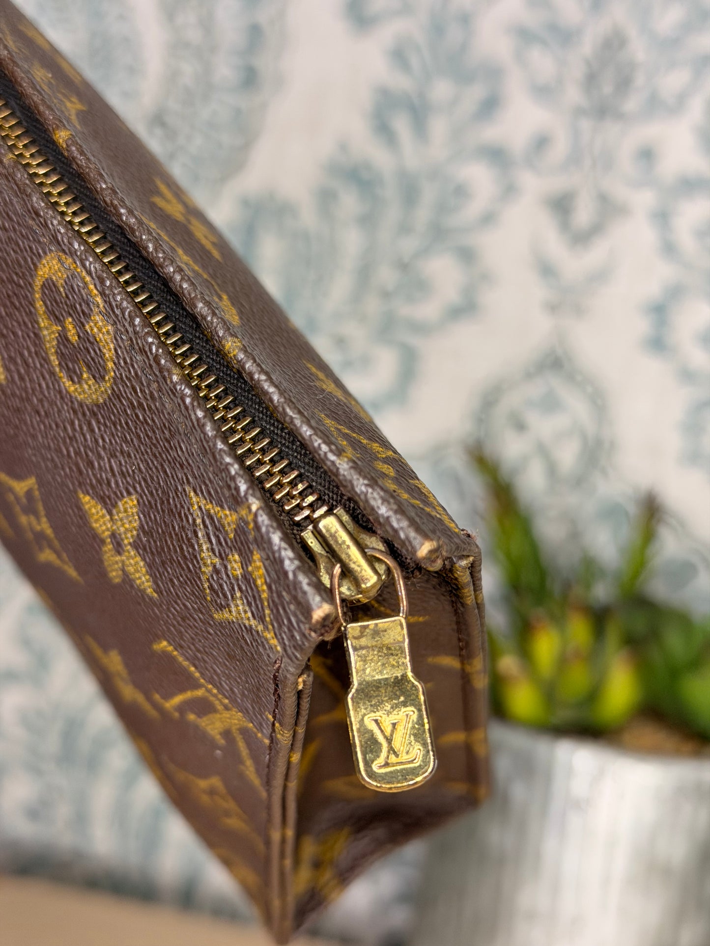 Louis Vuitton Toiletry 19