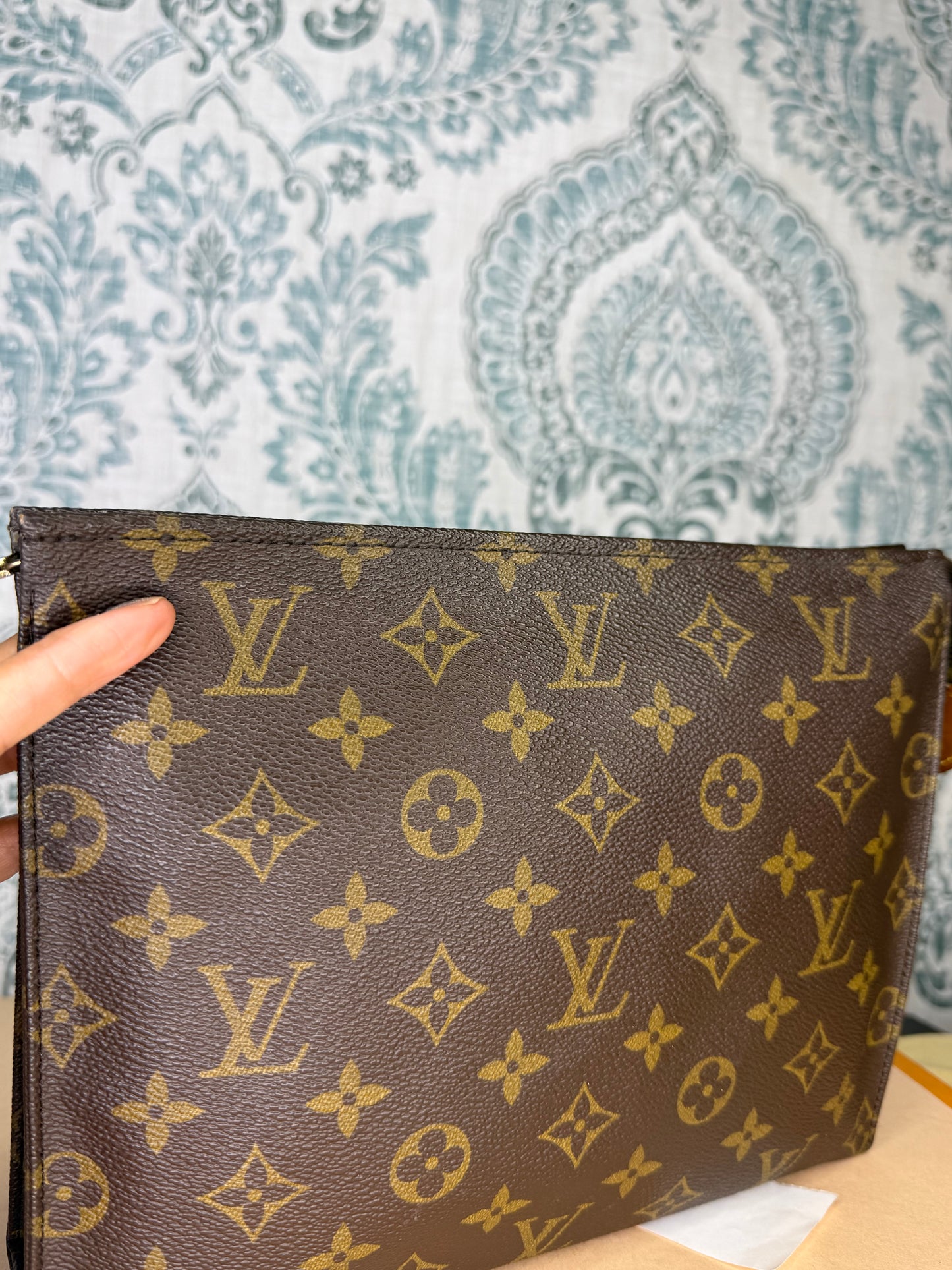Louis Vuitton Toiletry 26