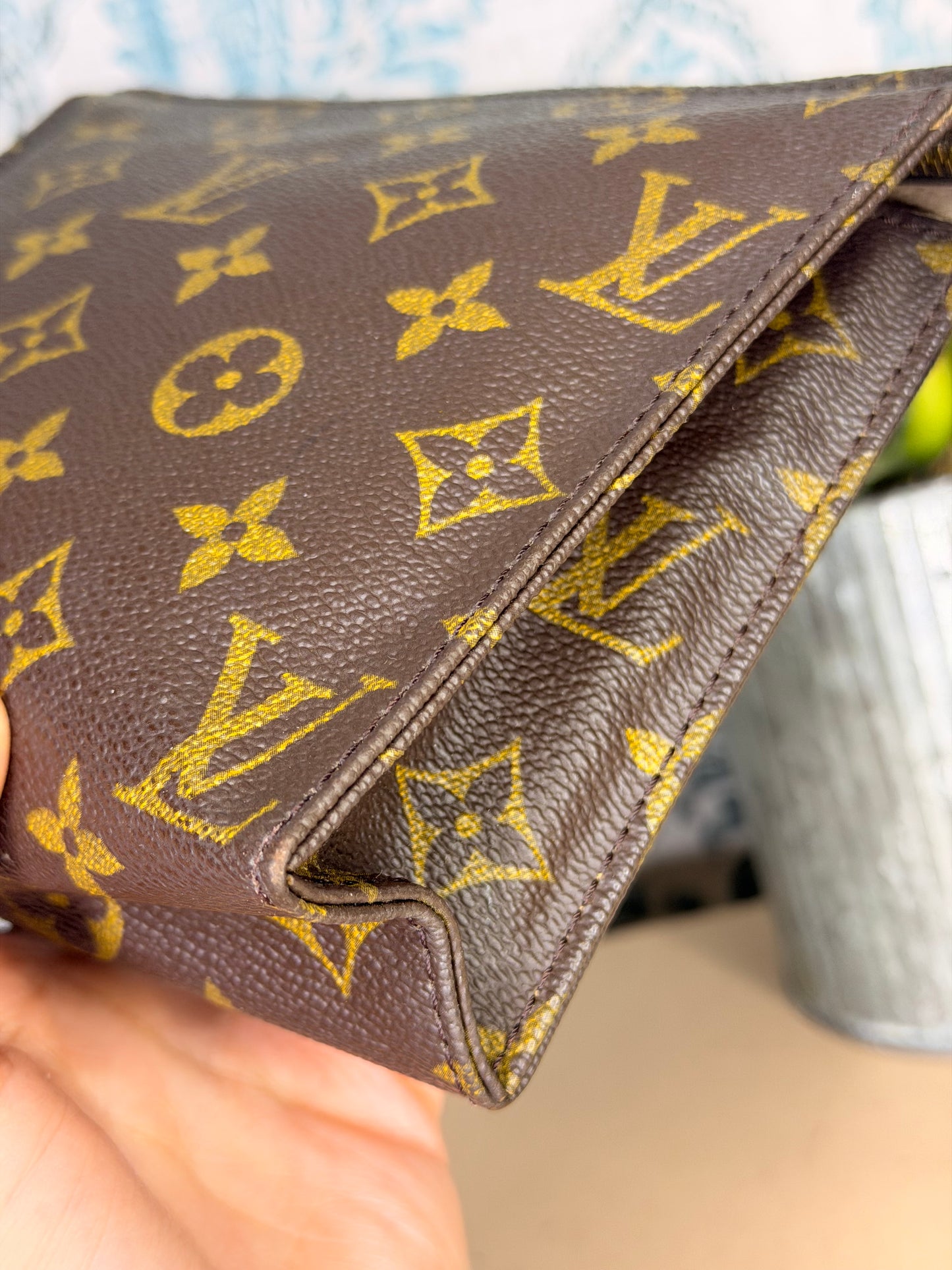 Louis Vuitton Toiletry 19