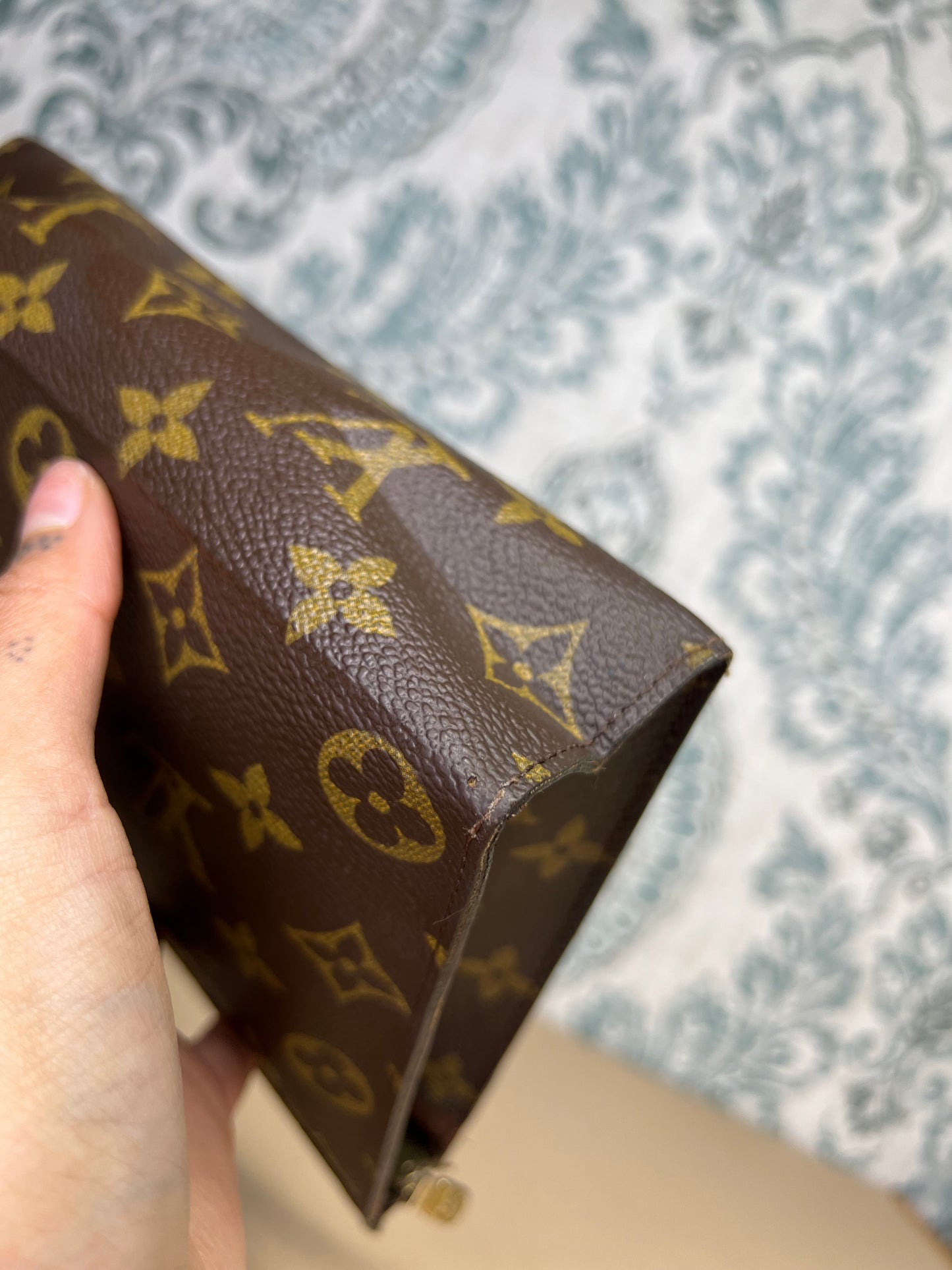 Louis Vuitton Toiletry 19