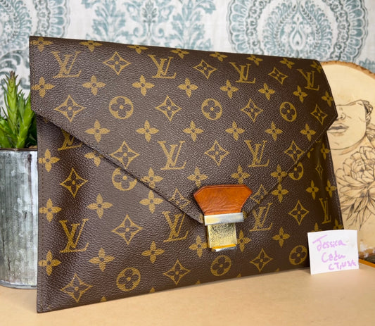 Louis Vuitton Poche Plate Clutch