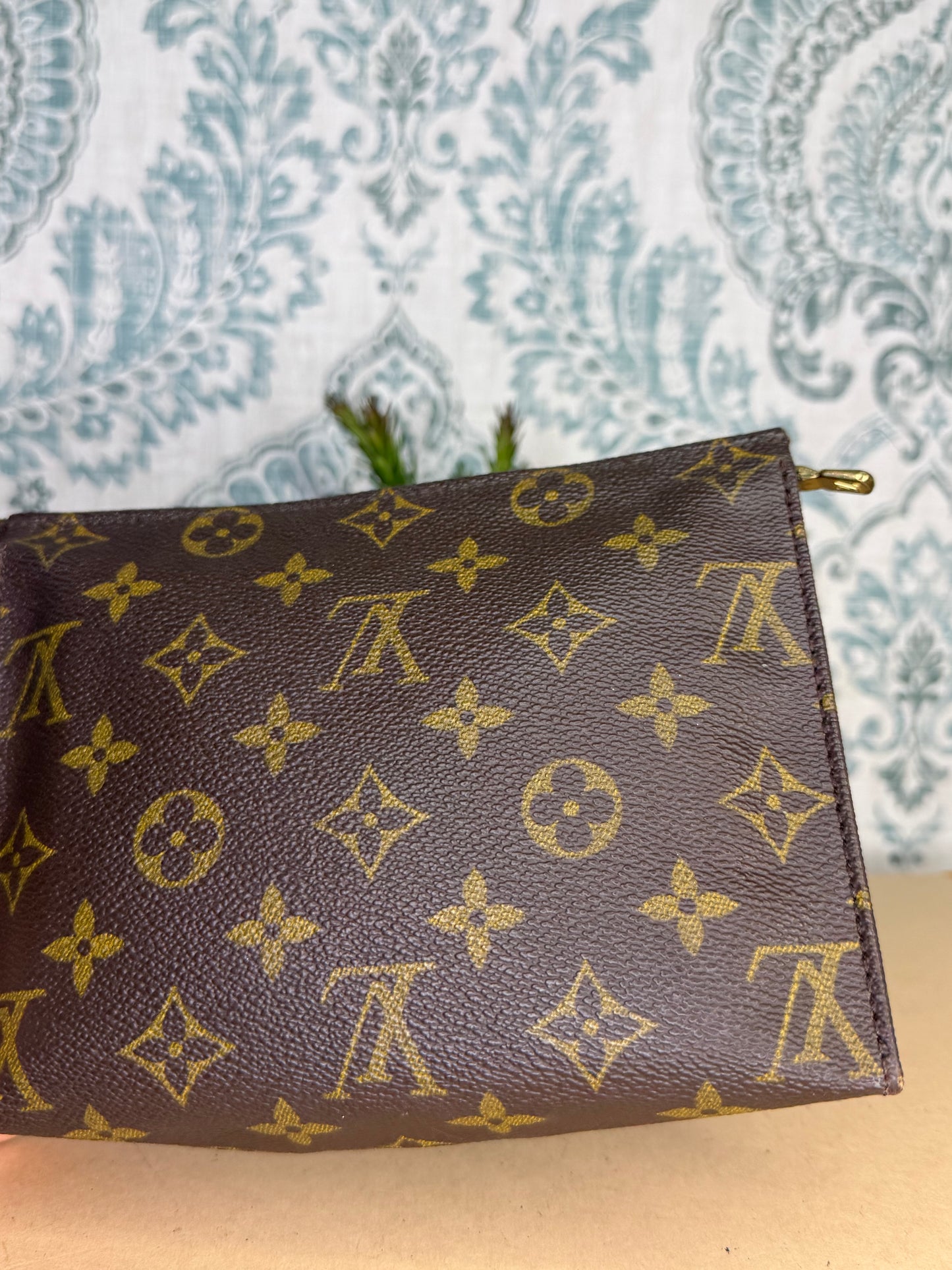 Louis Vuitton Toiletry 19