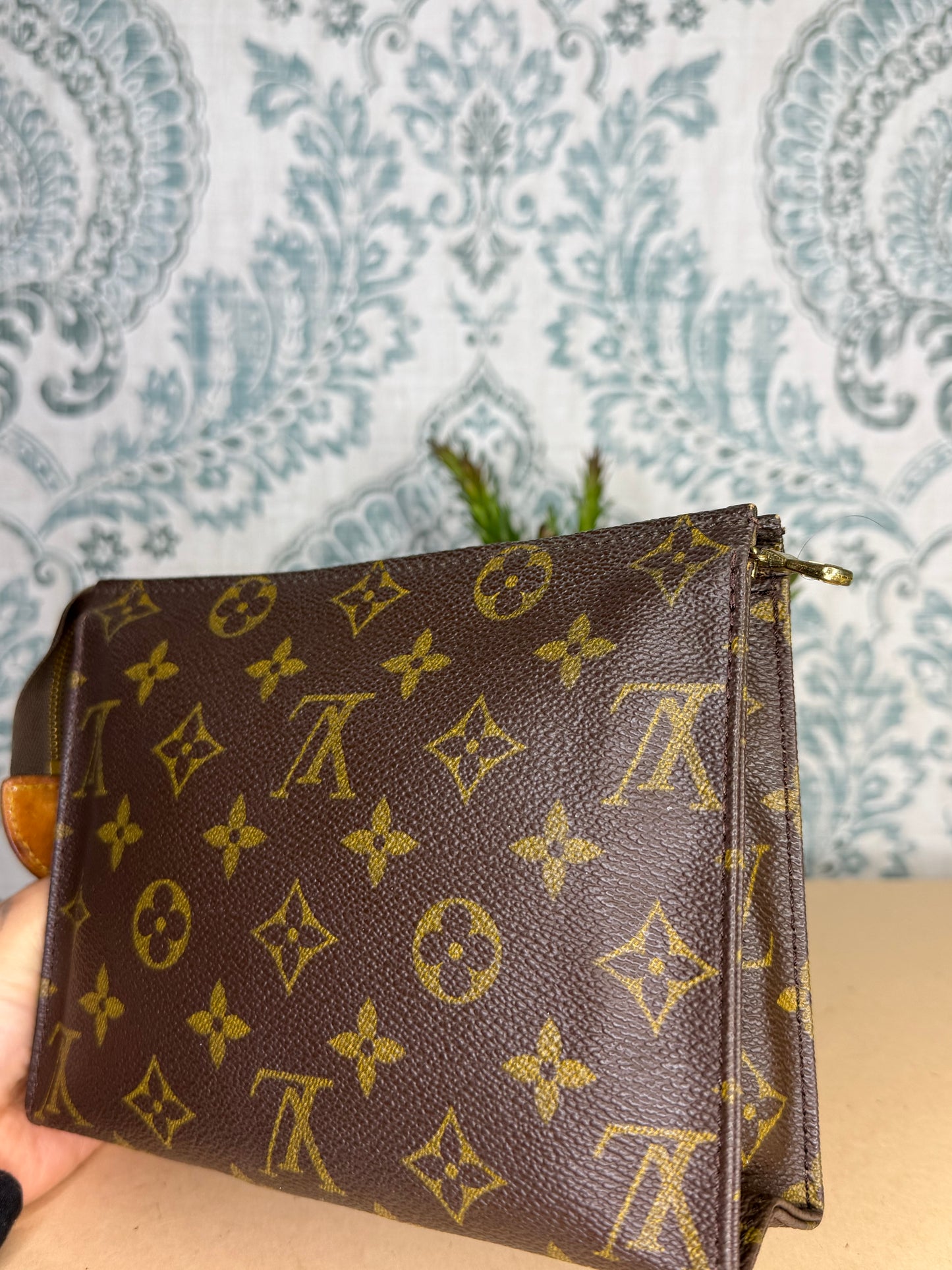 Louis Vuitton Toiletry 19