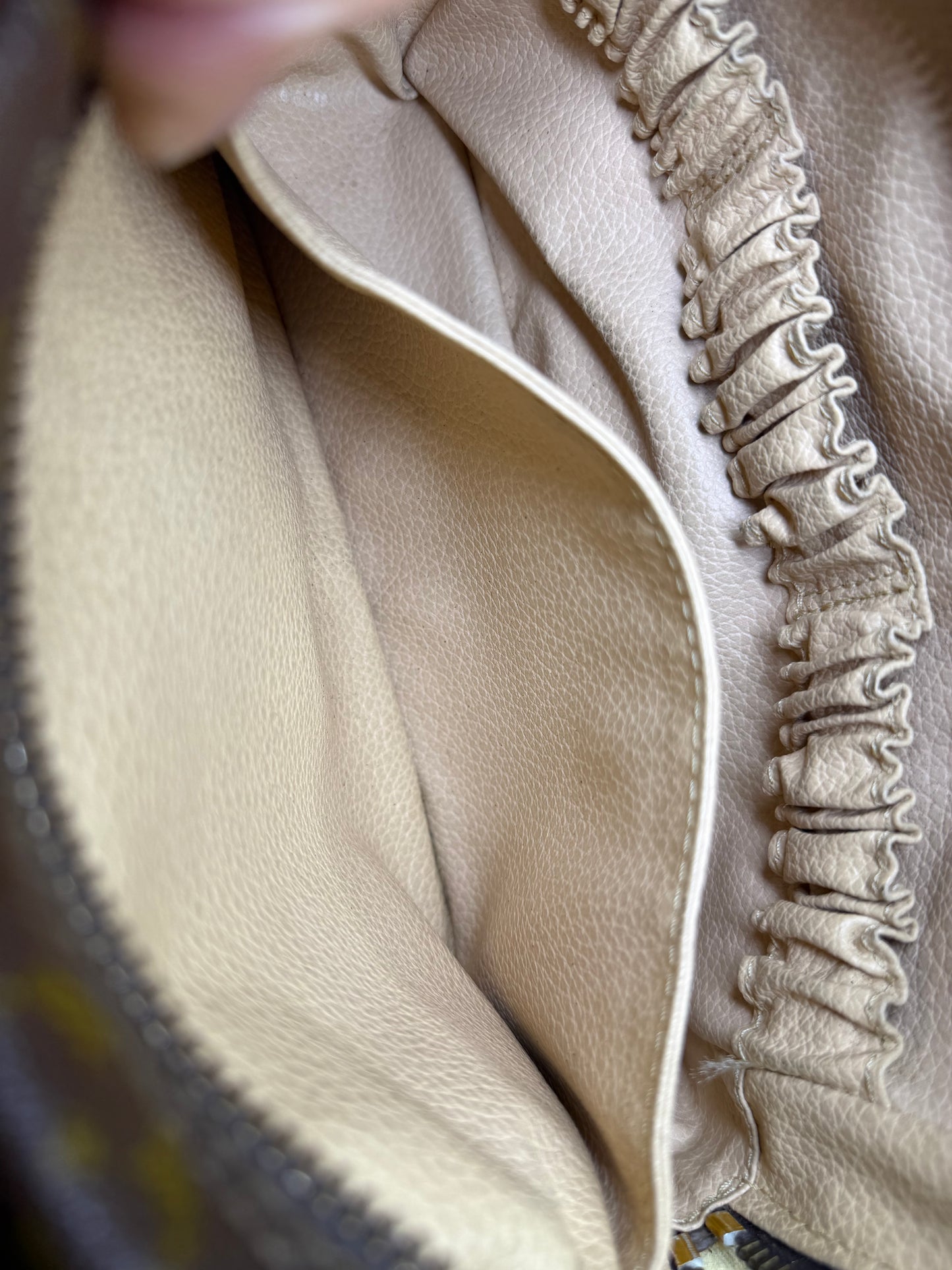 Louis Vuitton Trousse 23