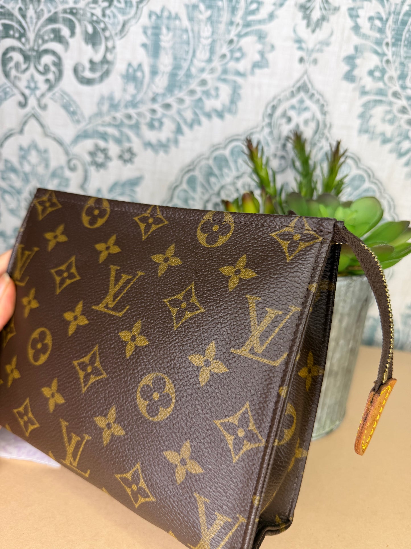 Louis Vuitton Toiletry 19