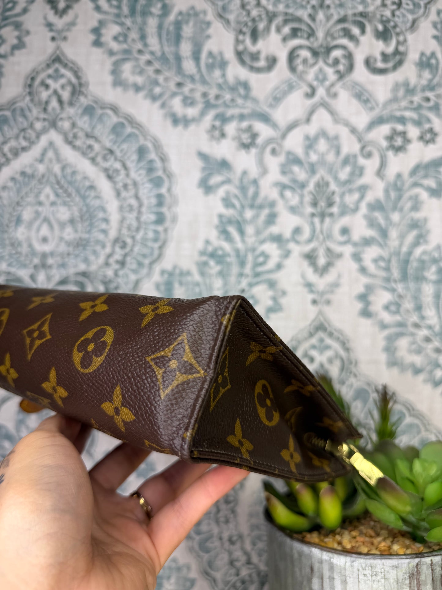 Louis Vuitton Toiletry 19