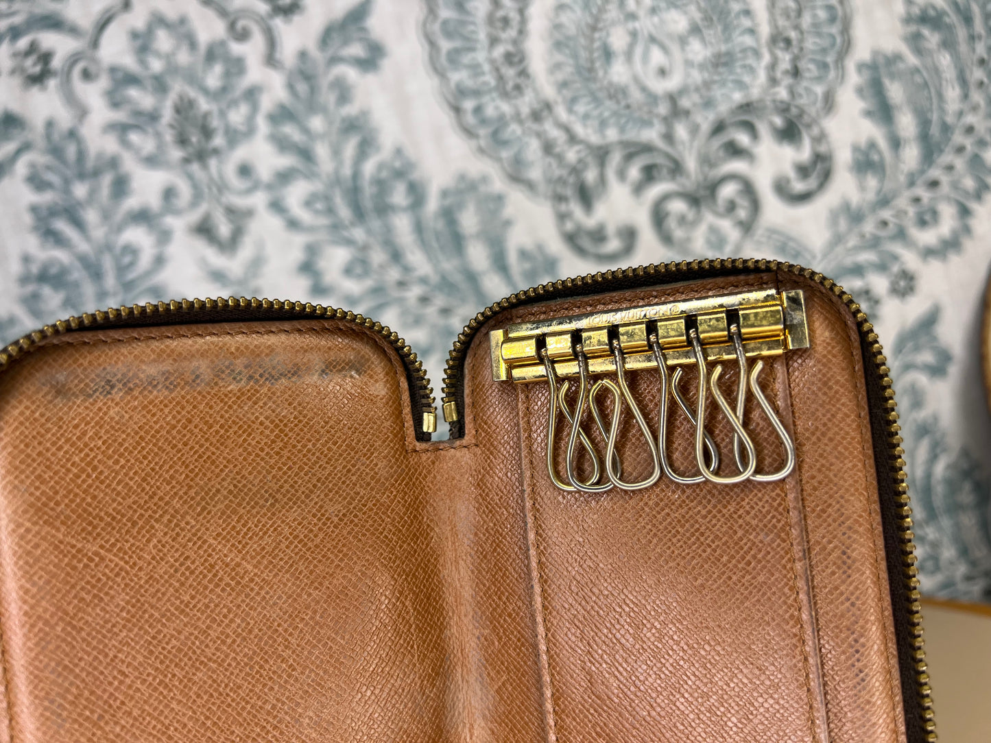Louis Vuitton Zip Around Multicles 6 Key Holder