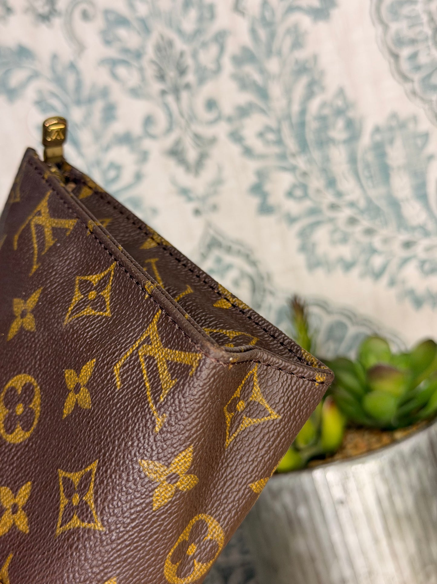 Louis Vuitton Toiletry 19