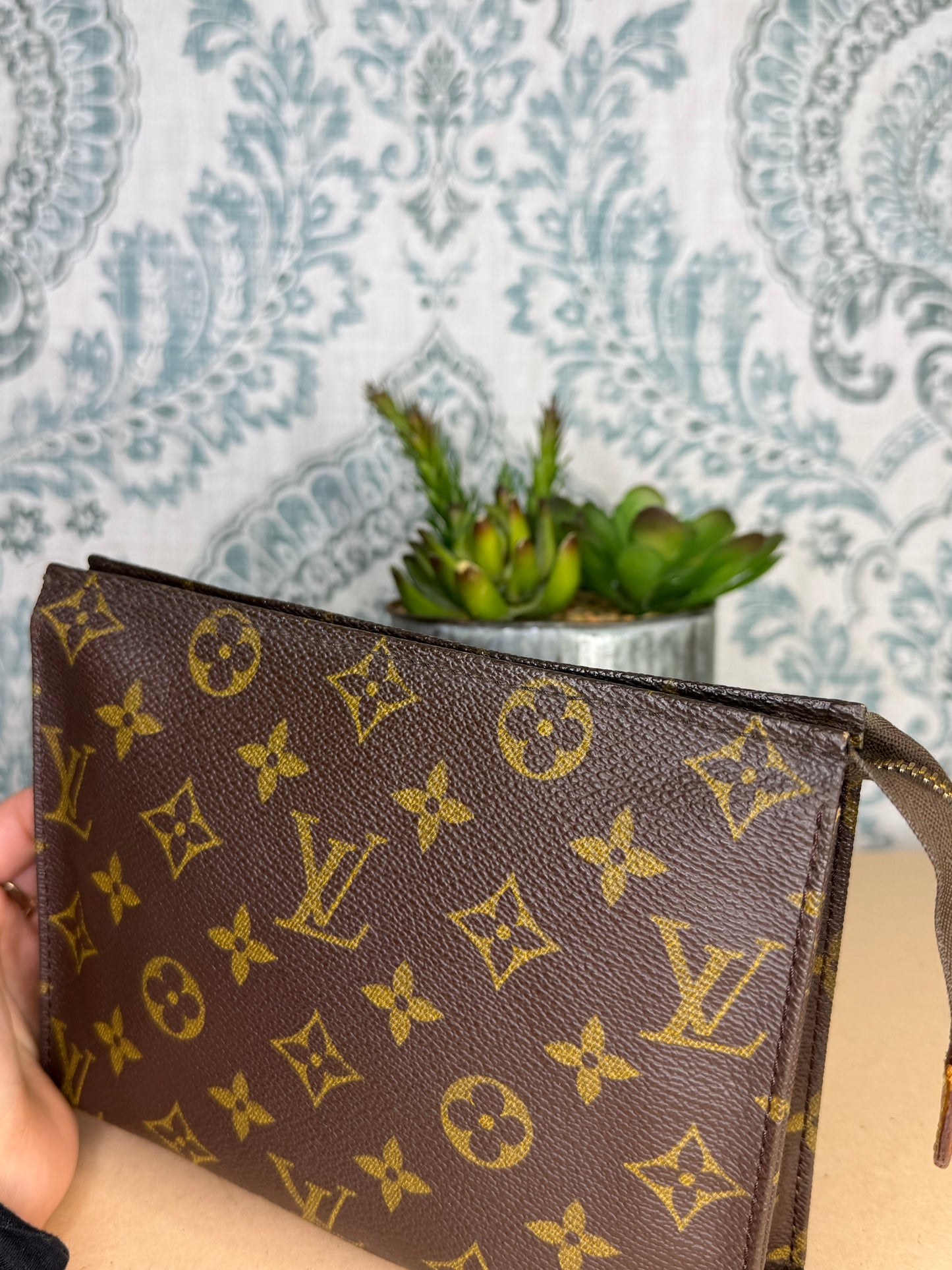 Louis Vuitton Toiletry 19
