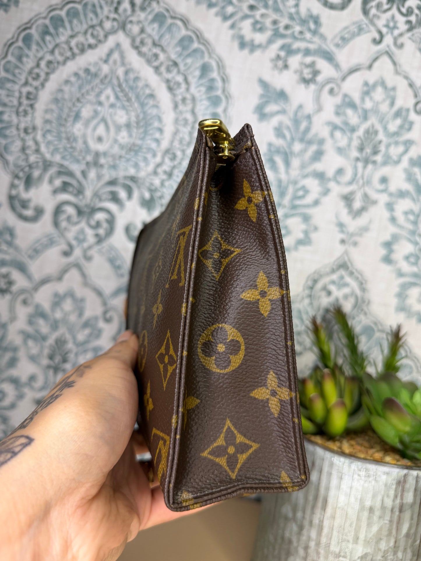 Louis Vuitton Toiletry 19