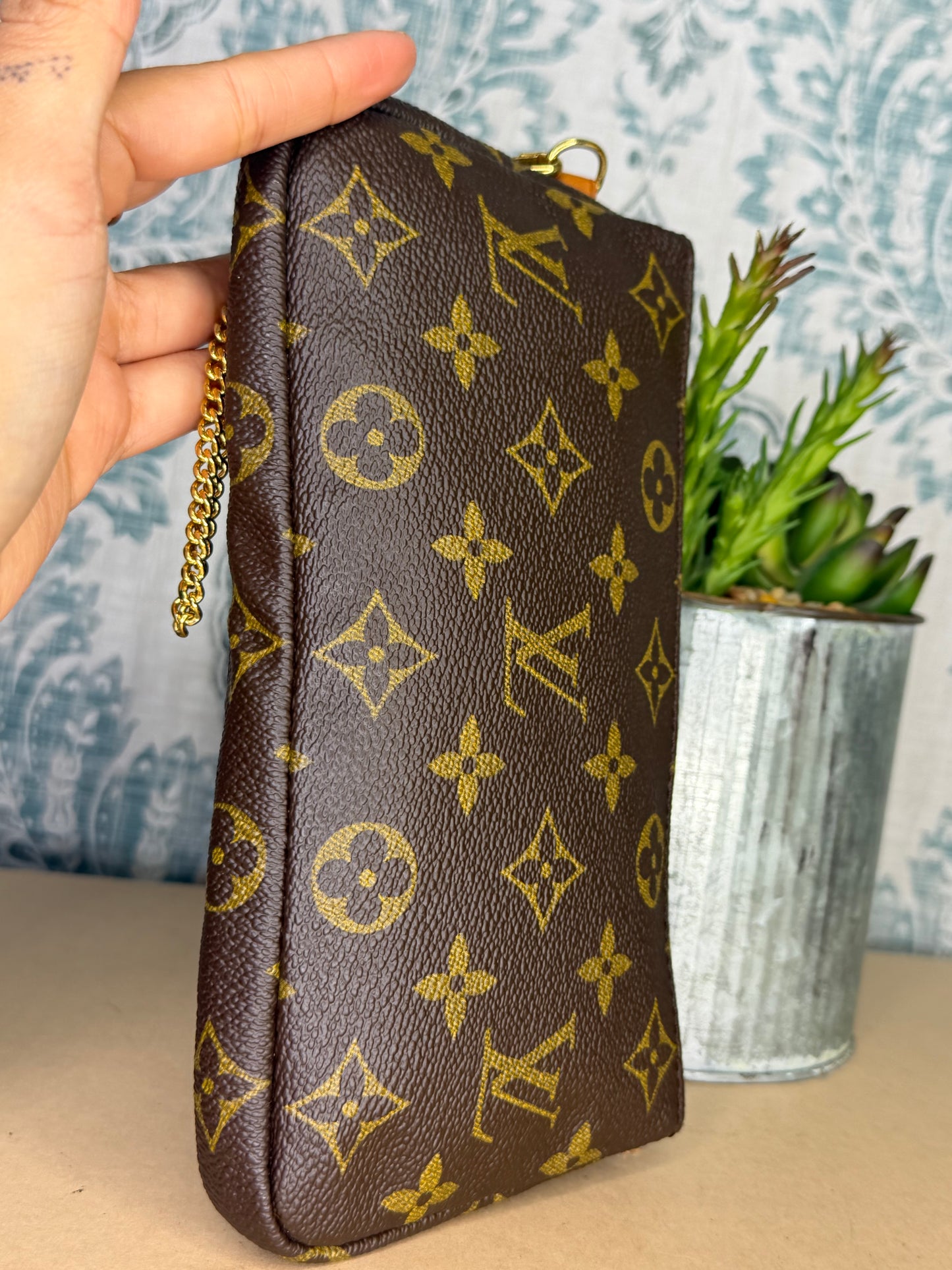 Louis Vuitton Sac Shopping Pouch