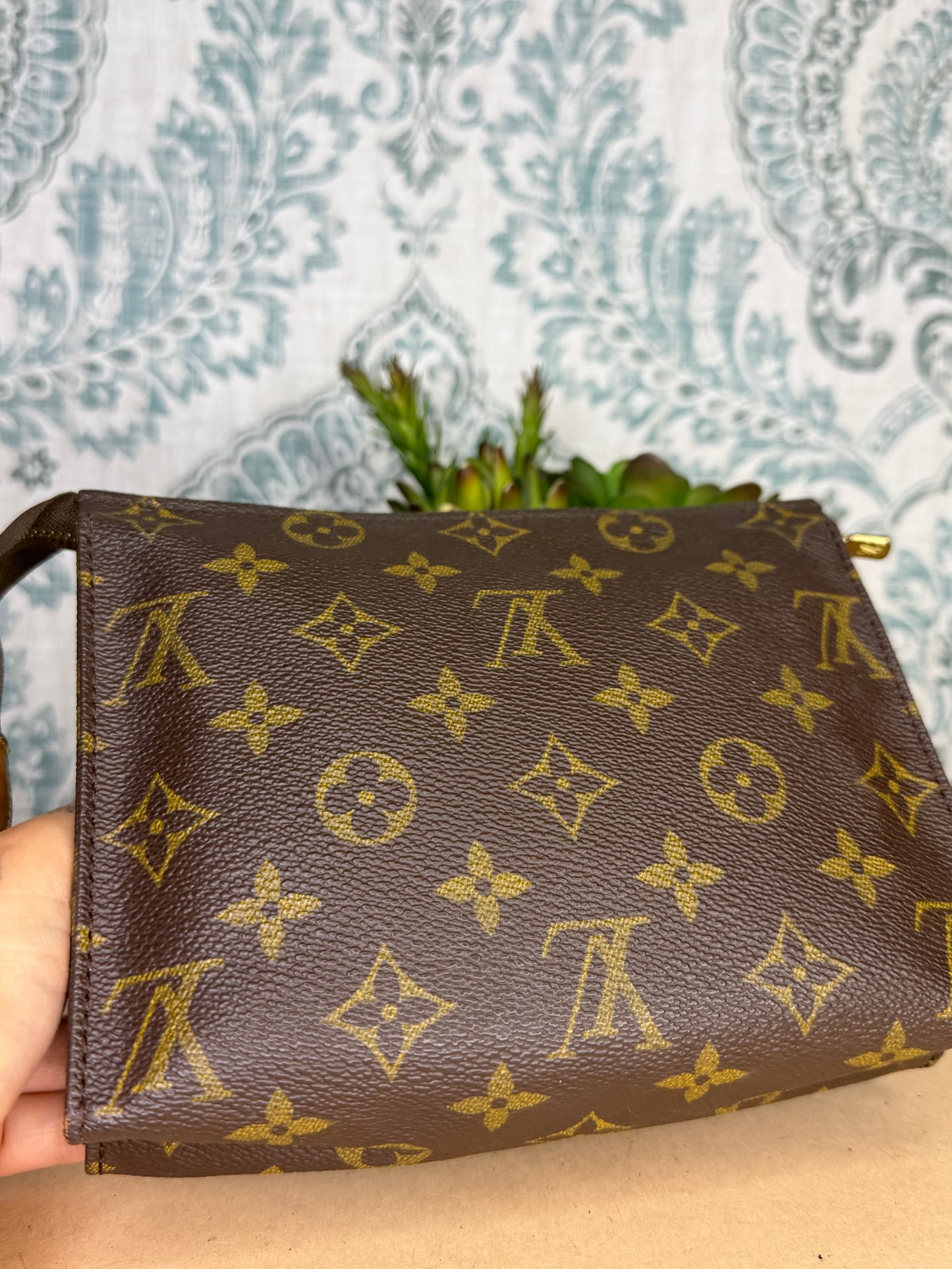 Louis Vuitton Toiletry 19