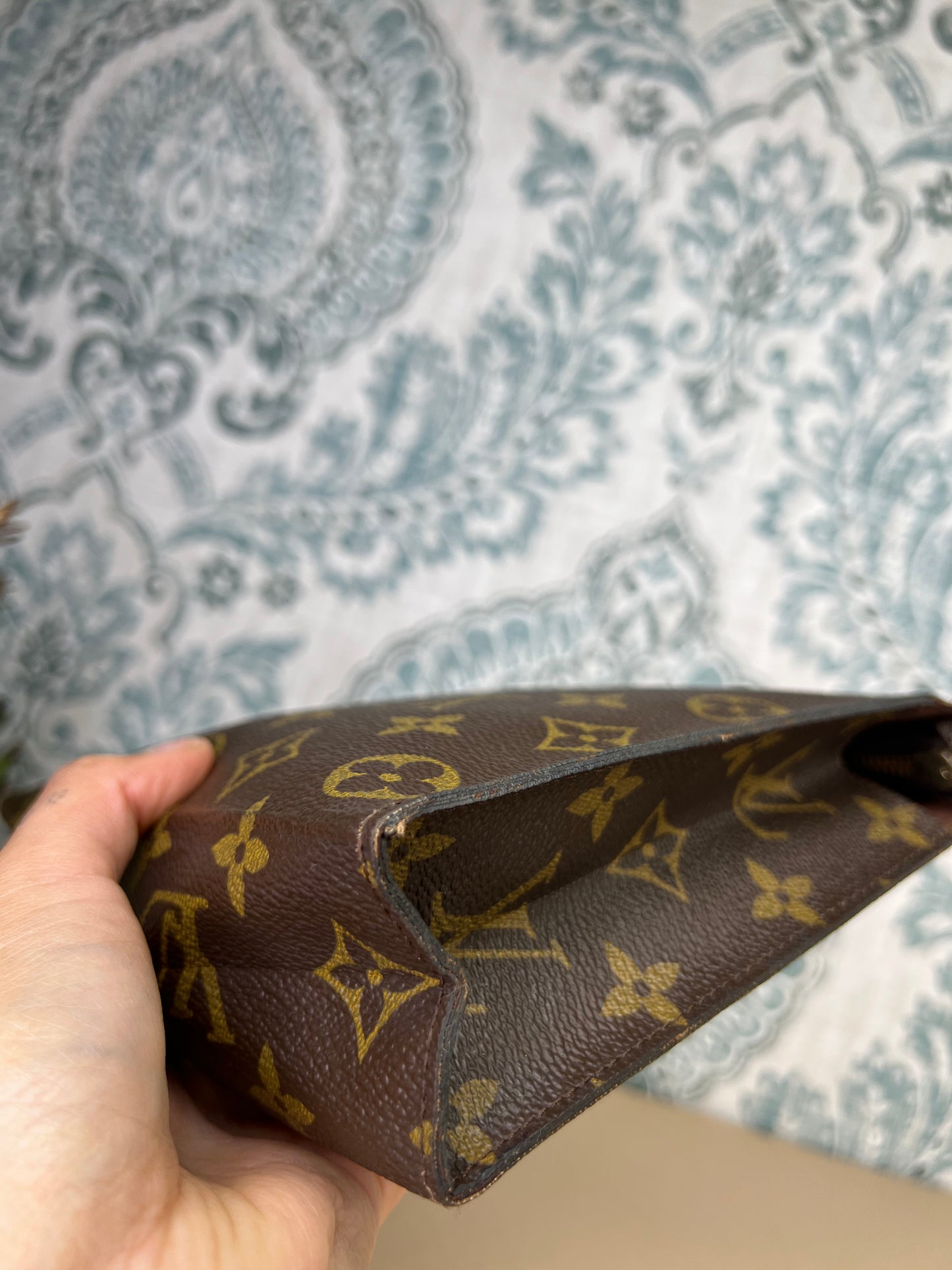 Louis Vuitton Toiletry 19