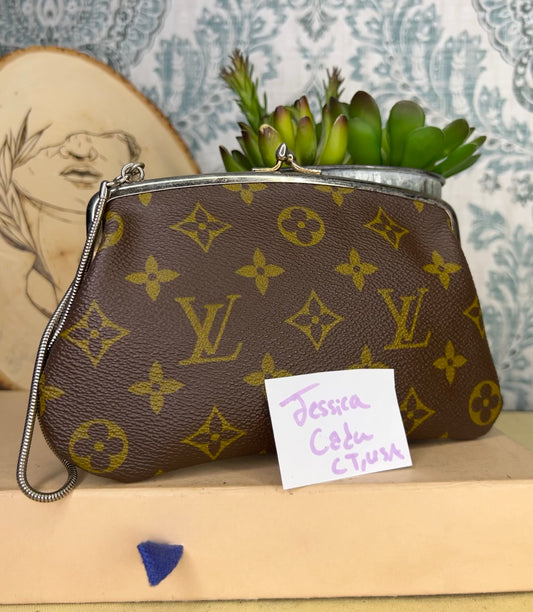 French Company Kisslock Pouch