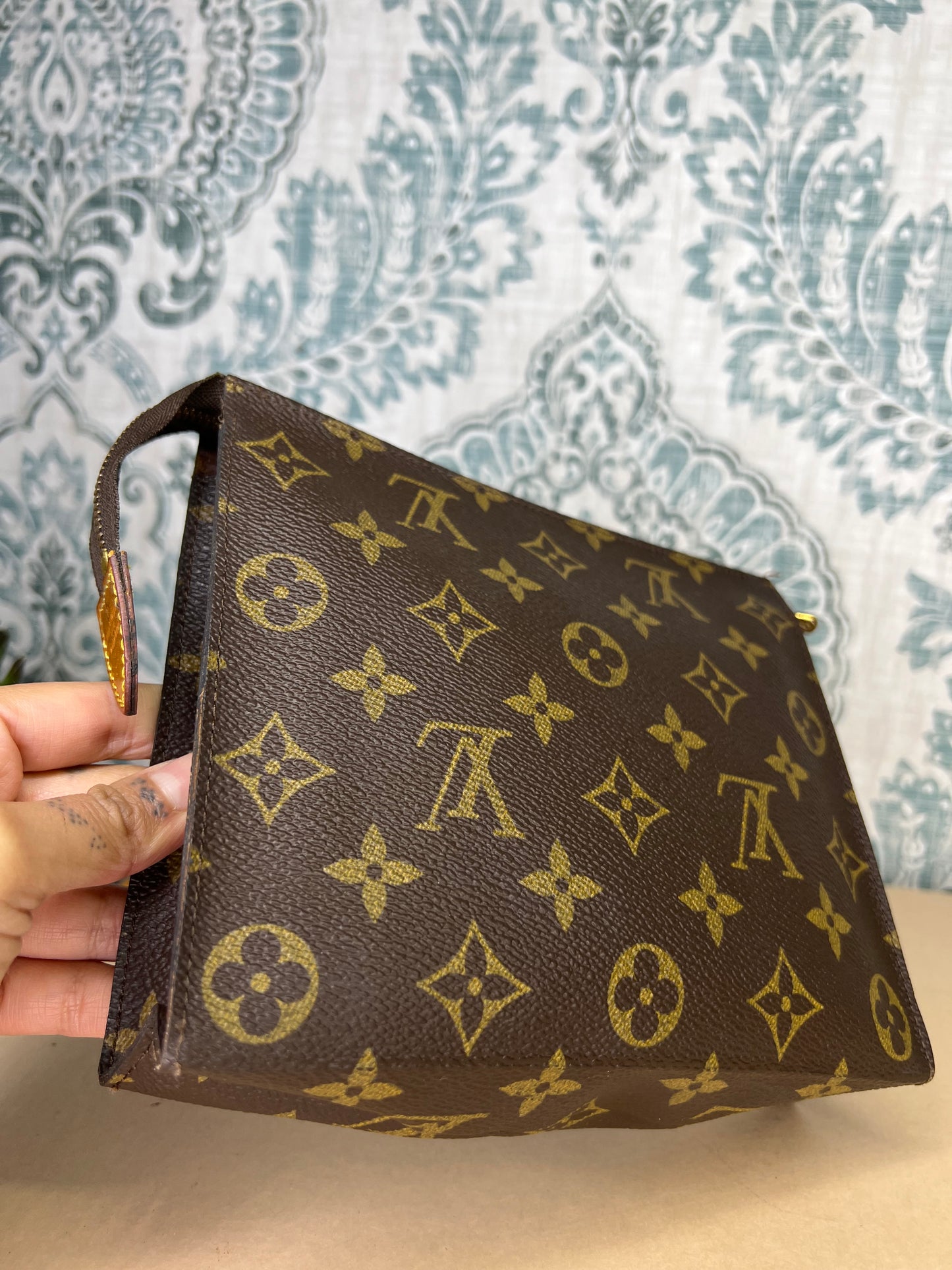 Louis Vuitton Toiletry 19