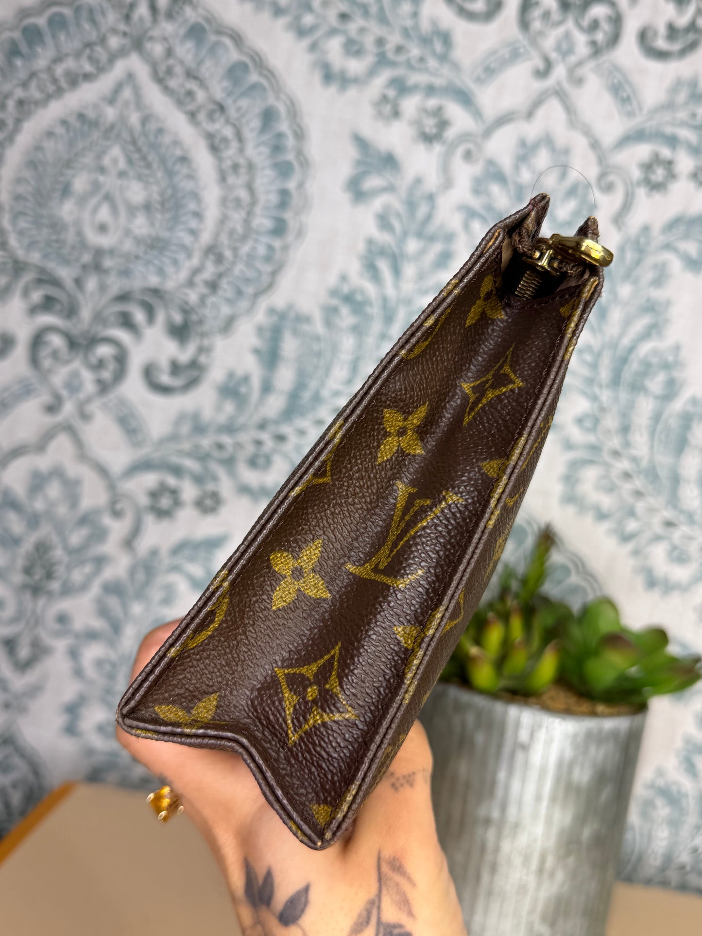Louis Vuitton Toiletry 19