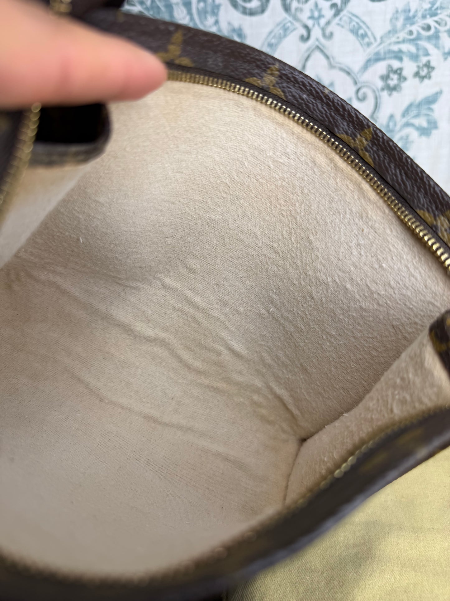 Louis Vuitton Toiletry 19