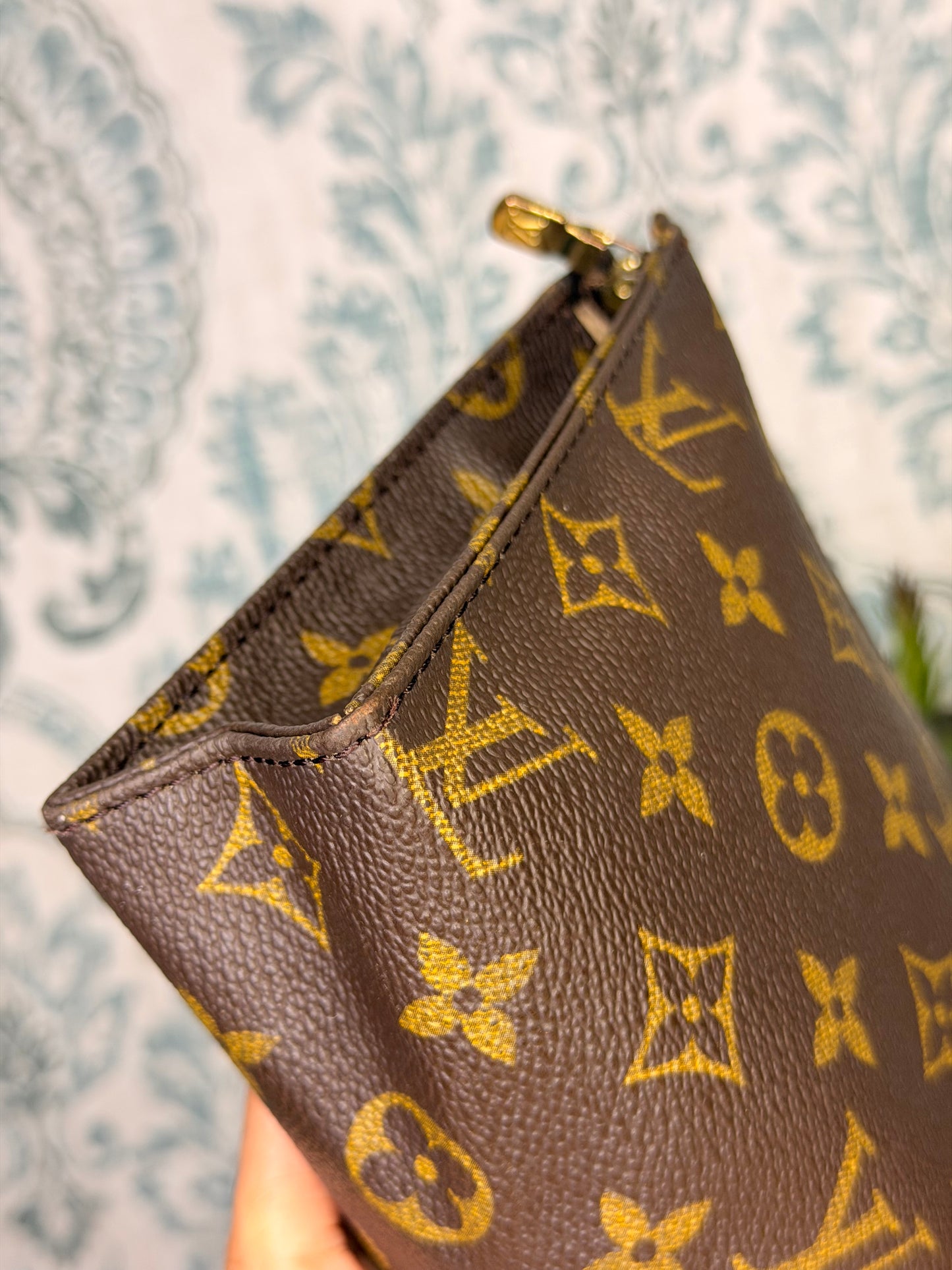 Louis Vuitton Toiletry 19
