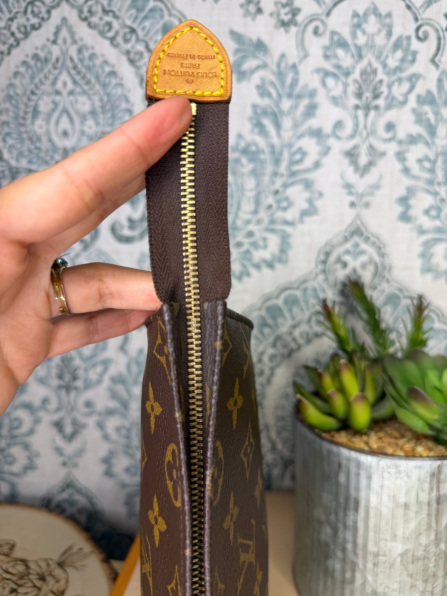 Louis Vuitton Toiletry 19