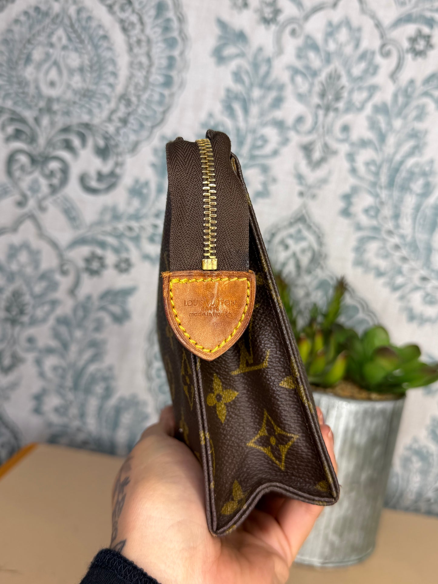 Louis Vuitton Toiletry 19